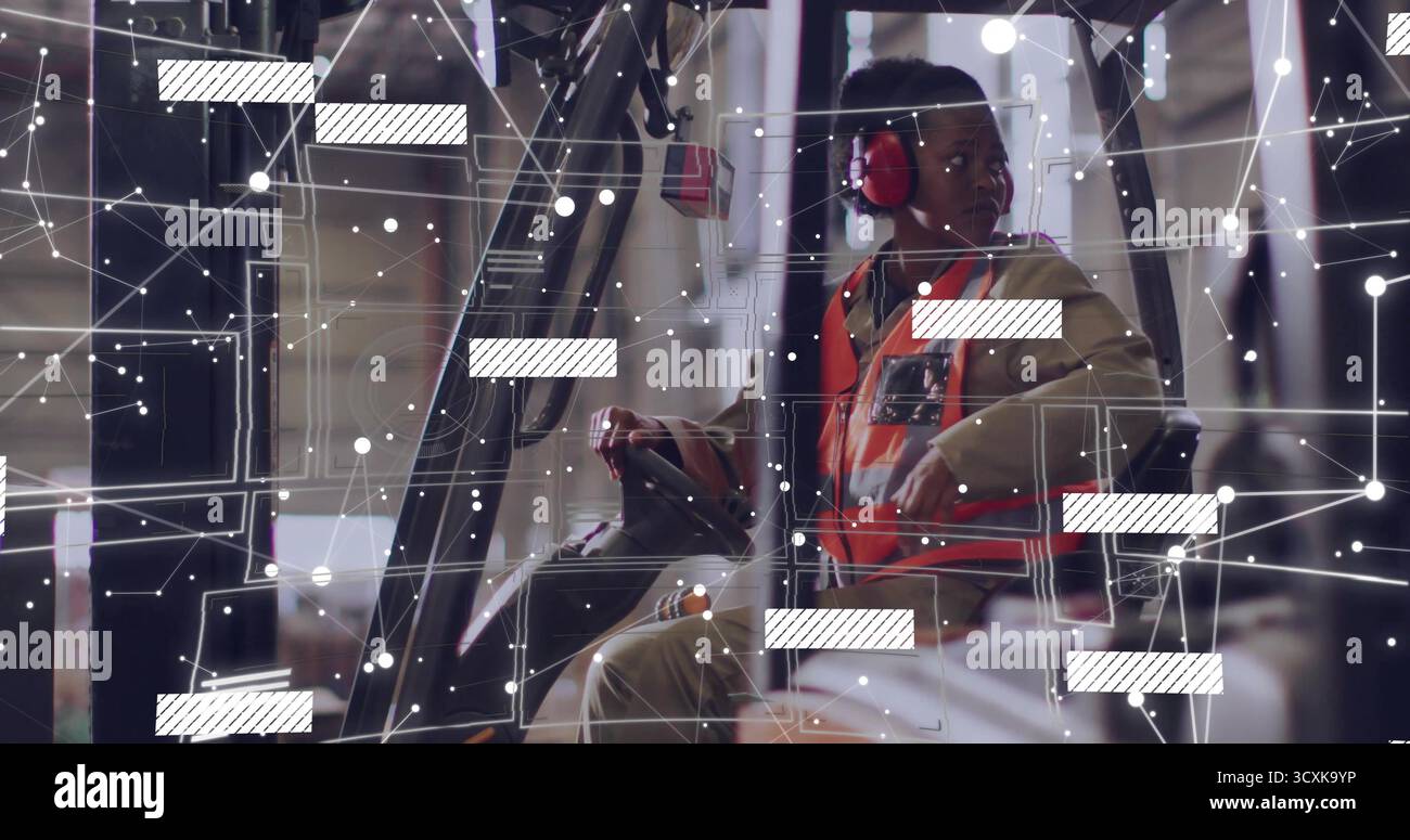 Der Betrieb des Gabelstaplers im Lager mit einer Sicherheitsweste hält die Bedienelemente mit den Netzleitungen ab Stockfoto