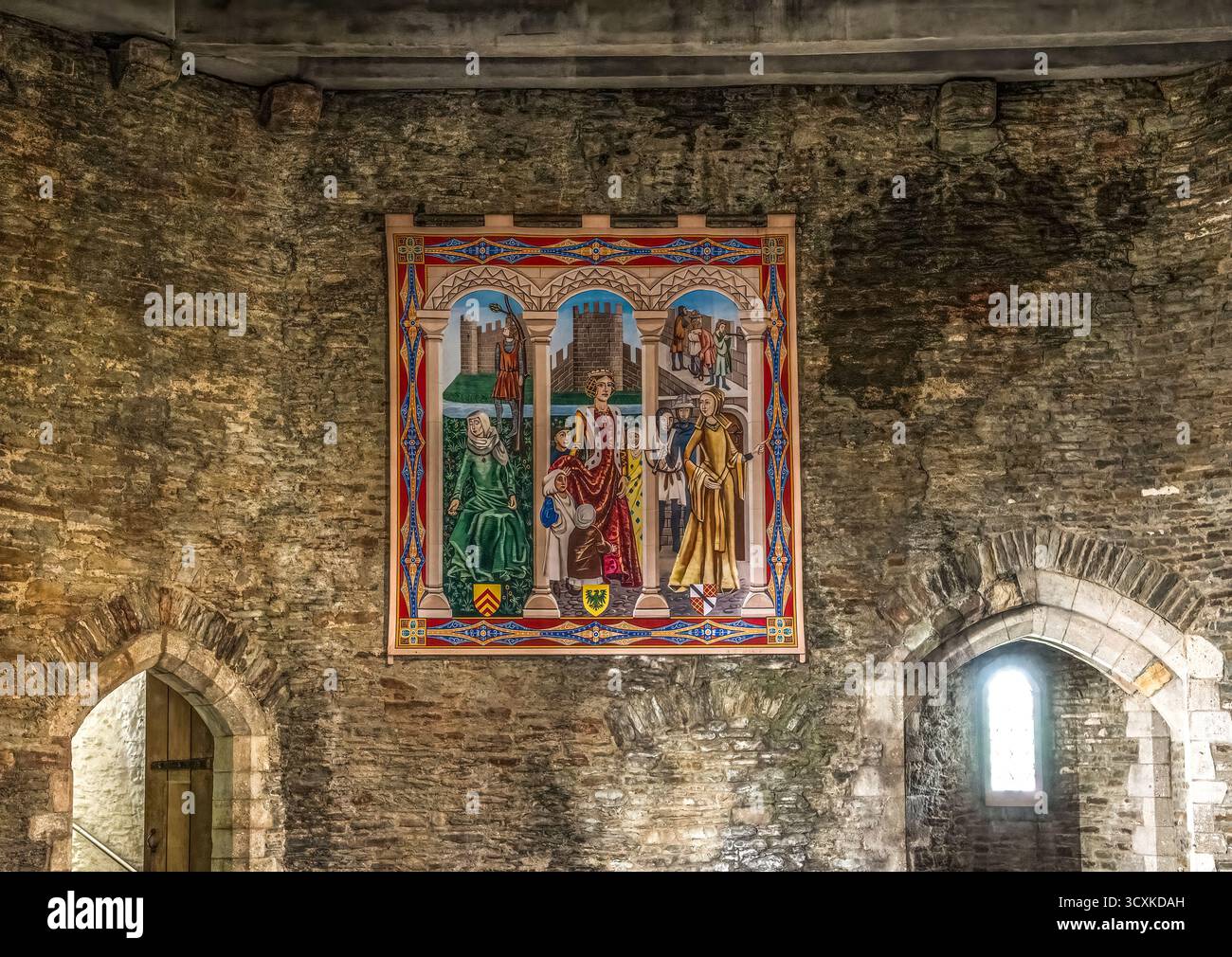 Gemälde im mittelalterlichen Stil an der Steinmauer eines historischen Schlosses. Stockfoto