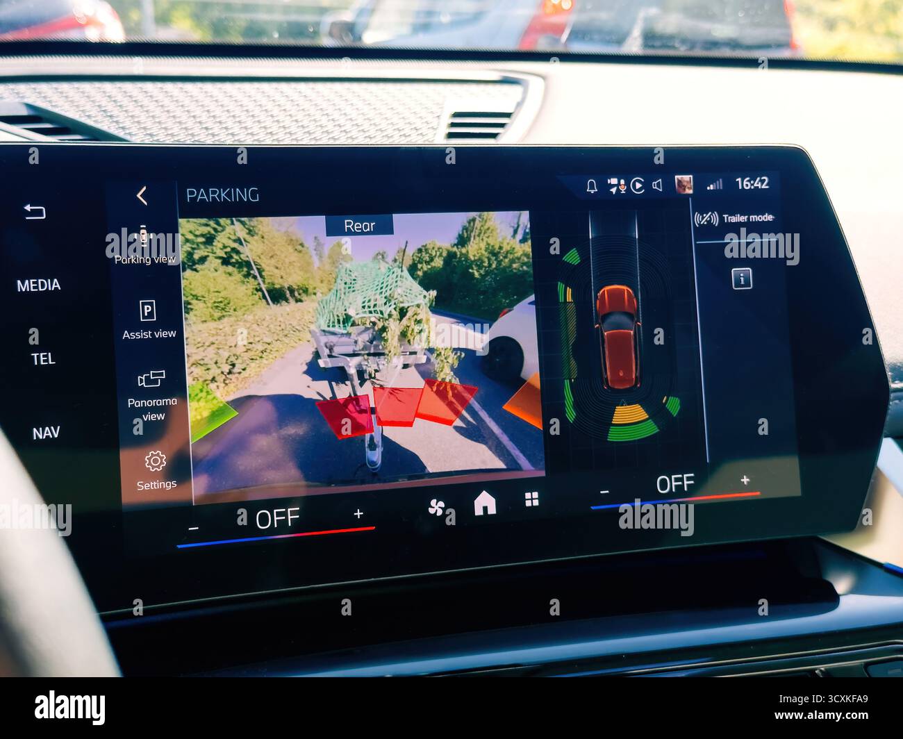 Rastatt, Deutschland - 29. April 2025: Armaturenbrett-Anzeige eines elektrischen BMW iX mit Rückfahrkamera und Anhängermodus bei beladenem Anhänger Stockfoto