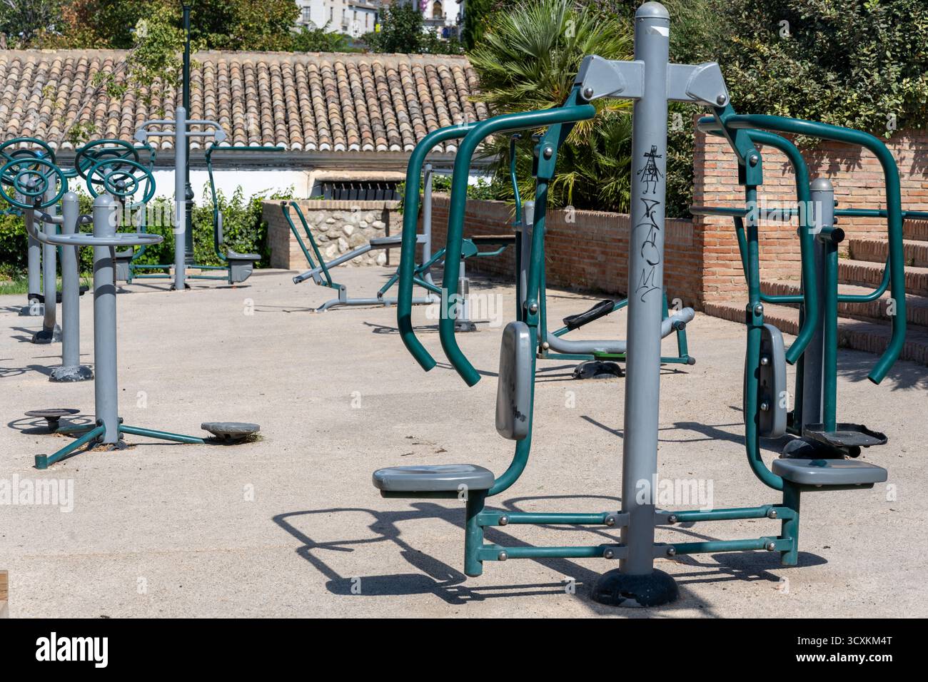 Blick auf ein Fitnessstudio oder einen Fitnessbereich in Granada, Spanien, mit Trainingsgeräten, Gewichten und Geräten. Perfektes Image für Sportkonzepte, Stockfoto