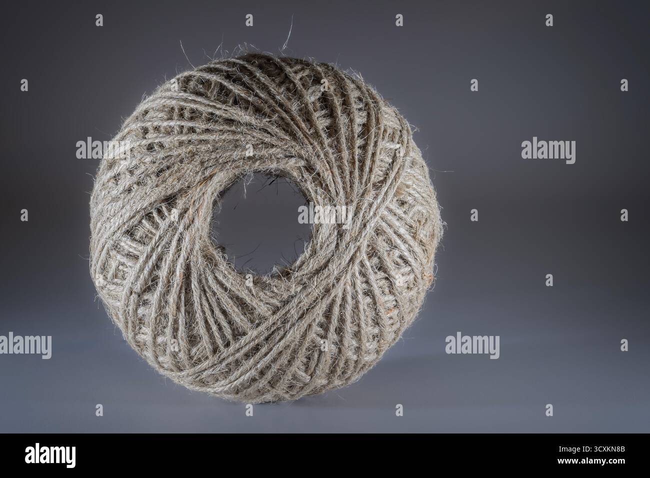 Garnknäuel auf grauem Hintergrund Stockfoto