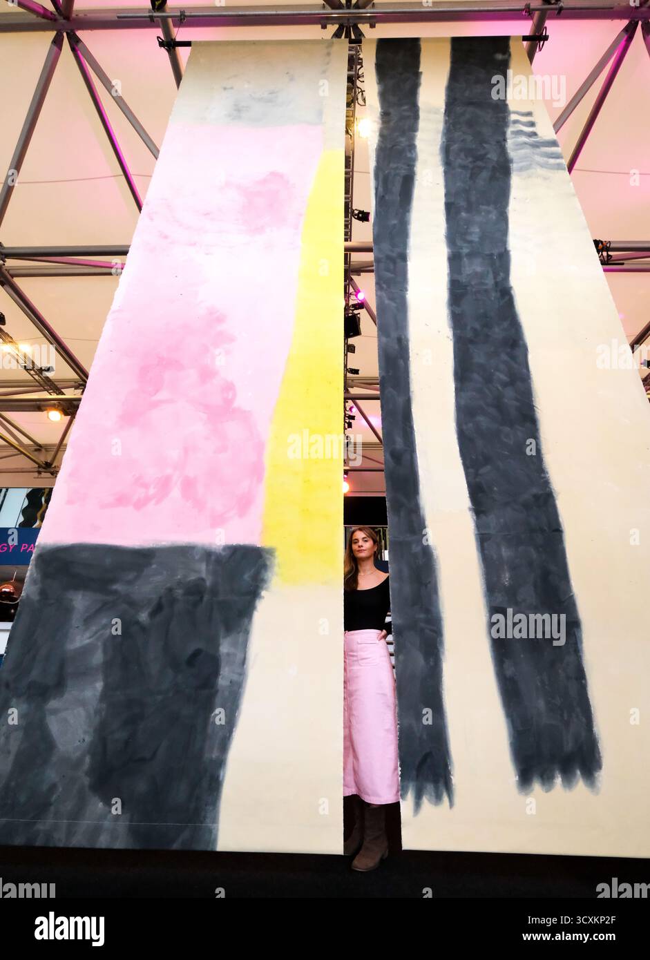 Battersea Evolution, London, Großbritannien. Oktober 2025. Fotoruf: Erschwingliche Kunstmesse bei Battersea Evolution. Mit einer neuen Installation Beth Shapeero [im Bild]. Quelle: Matthew Chattle/Alamy Live News Stockfoto