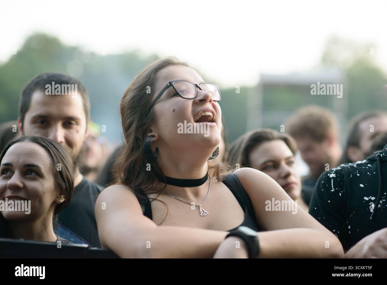 Sofia, Bulgarien — 25. Juni 2025. Begeisterte Zuschauer jubeln bei einem Live-Rock-Konzert in der Nähe der Bühne an und halten emotionale Verbindungen und Ene fest Stockfoto