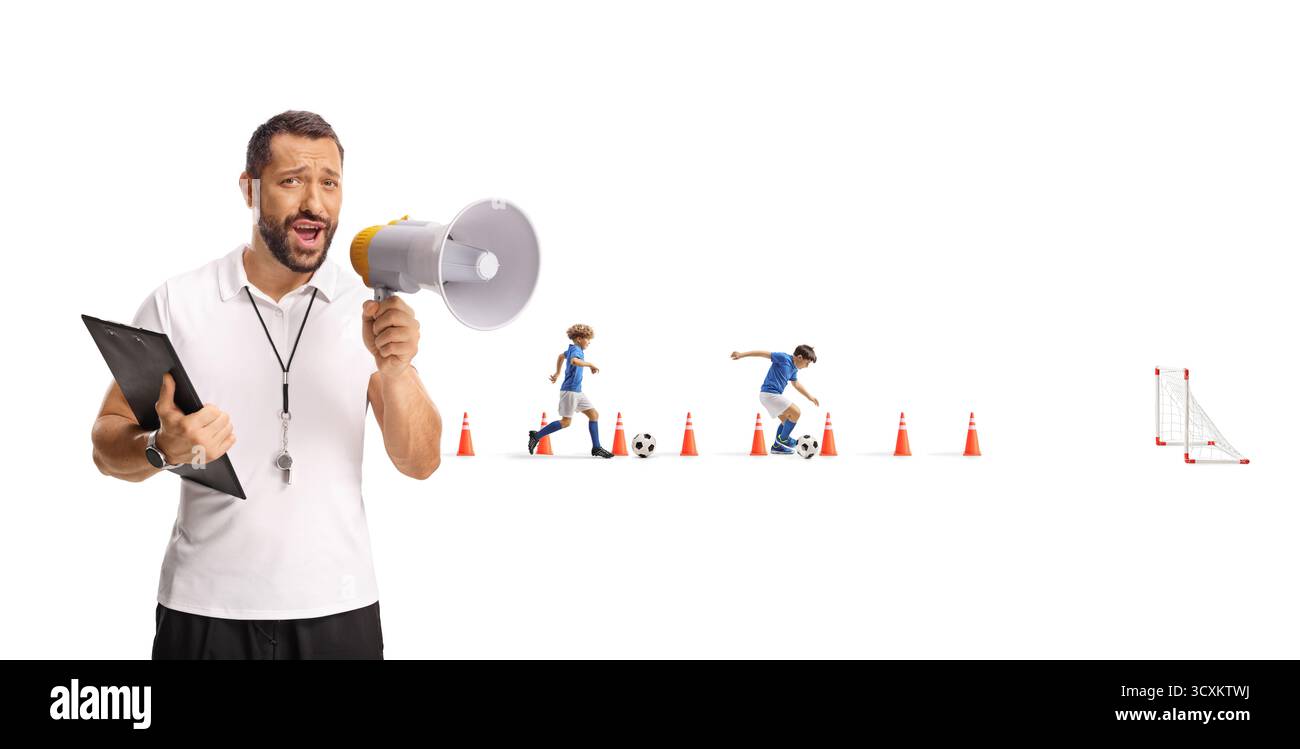 Fußballtrainer mit Megaphon beim Training mit Kindern isoliert auf weißem Hintergrund Stockfoto
