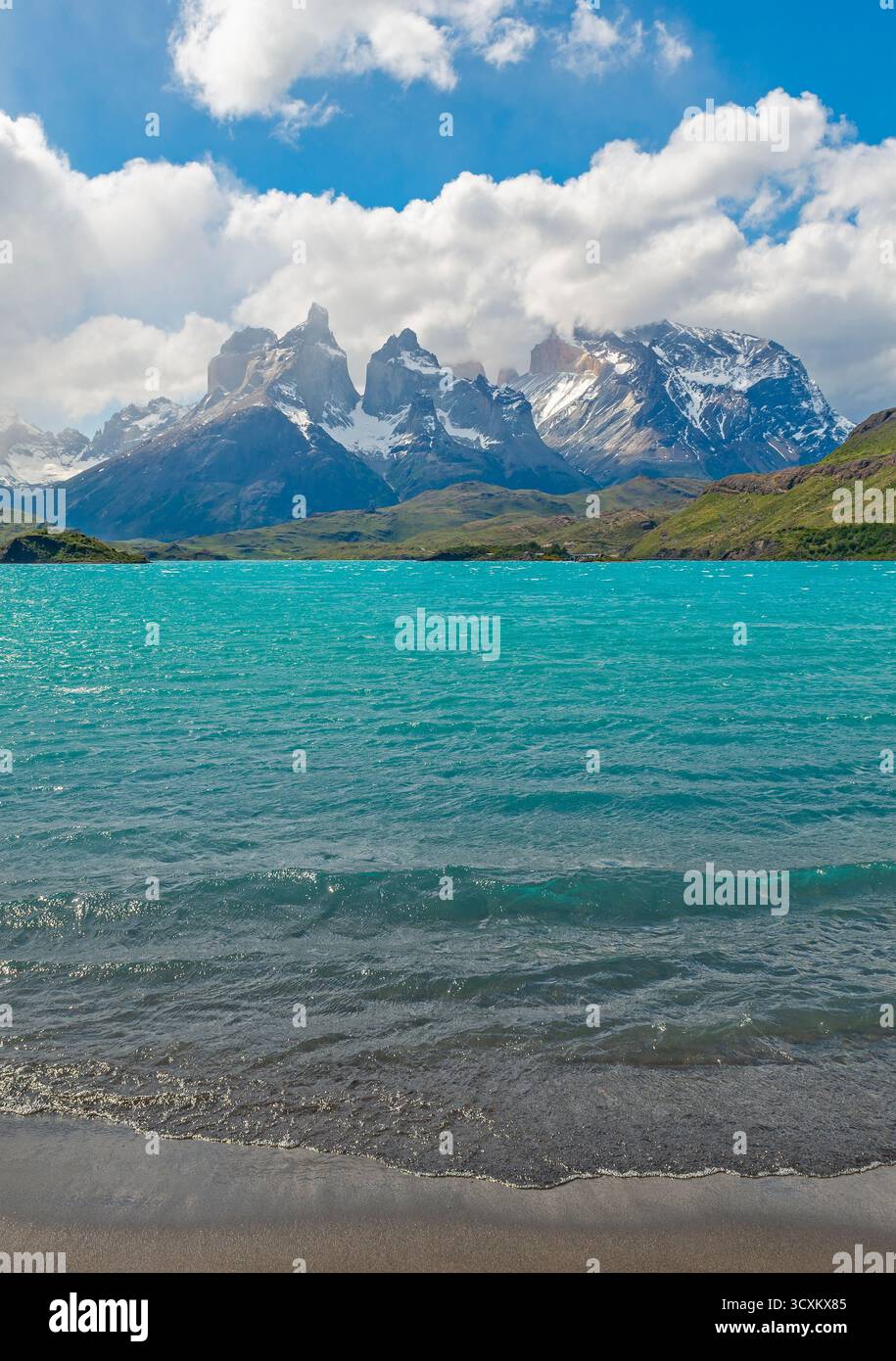 Torres und Cuernos del Paine Berggipfel und Pehoe See, Torres del Paine, Patagonien, Chile. Stockfoto