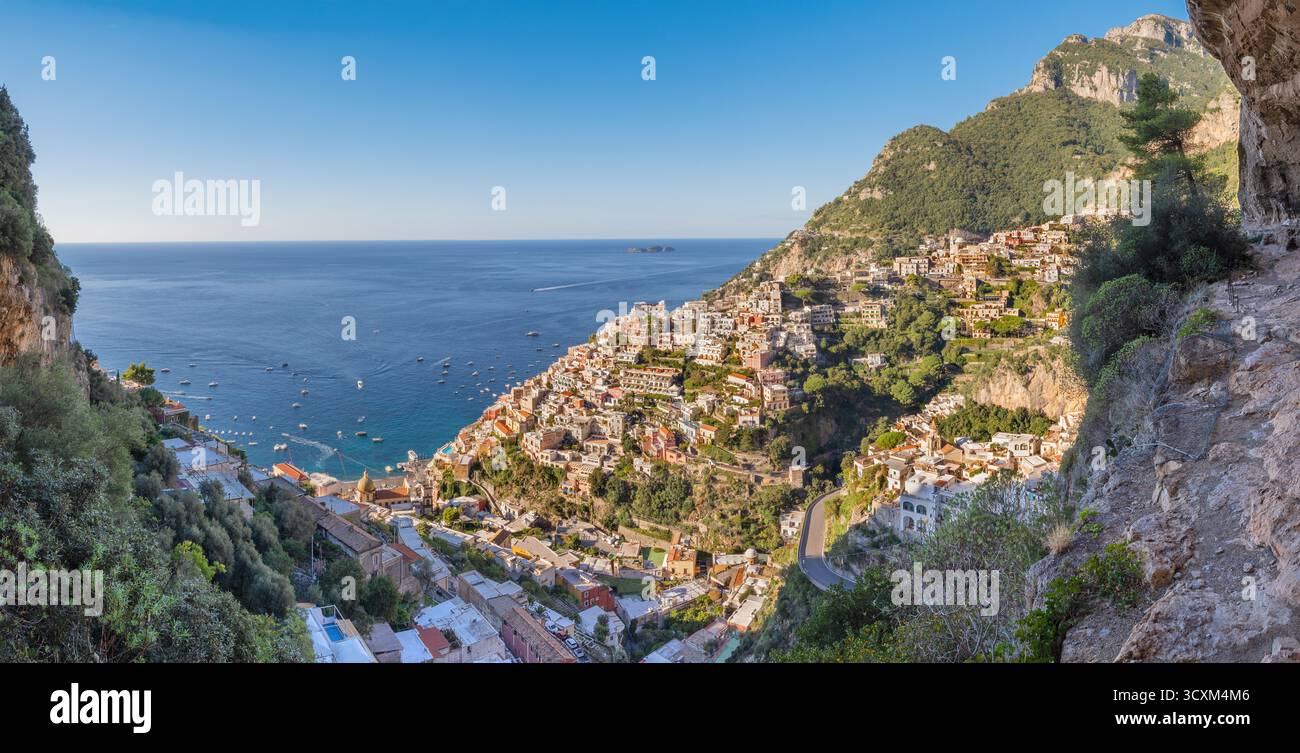 Positano - Amalfiküste - das Stadtbild mit der Küste Stockfoto
