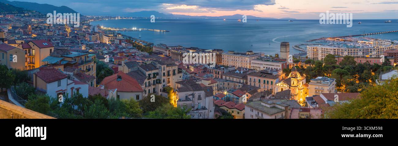 Salerno - die Stadt in der Abenddämmerung. Stockfoto