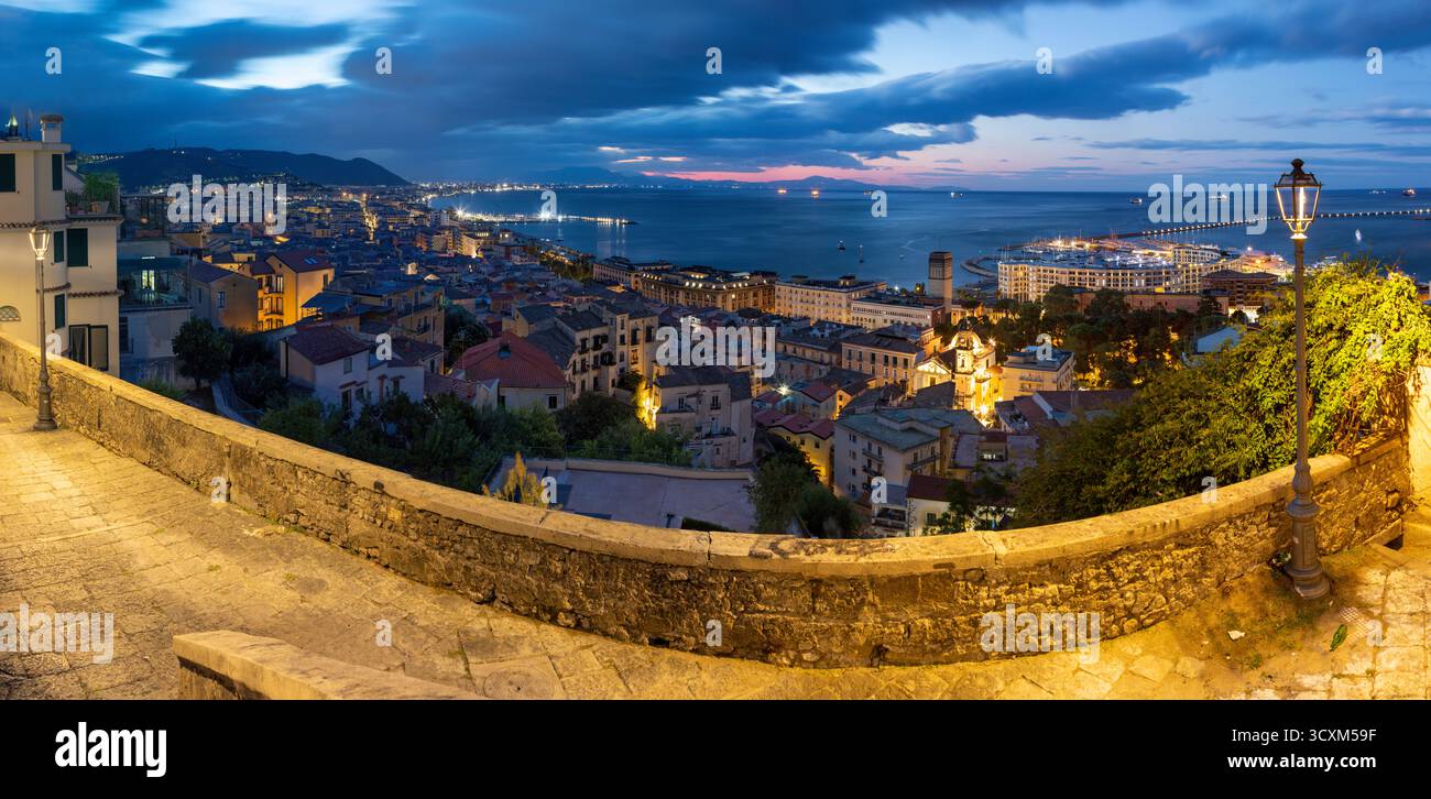 Salerno - die Stadt in der Abenddämmerung. Stockfoto