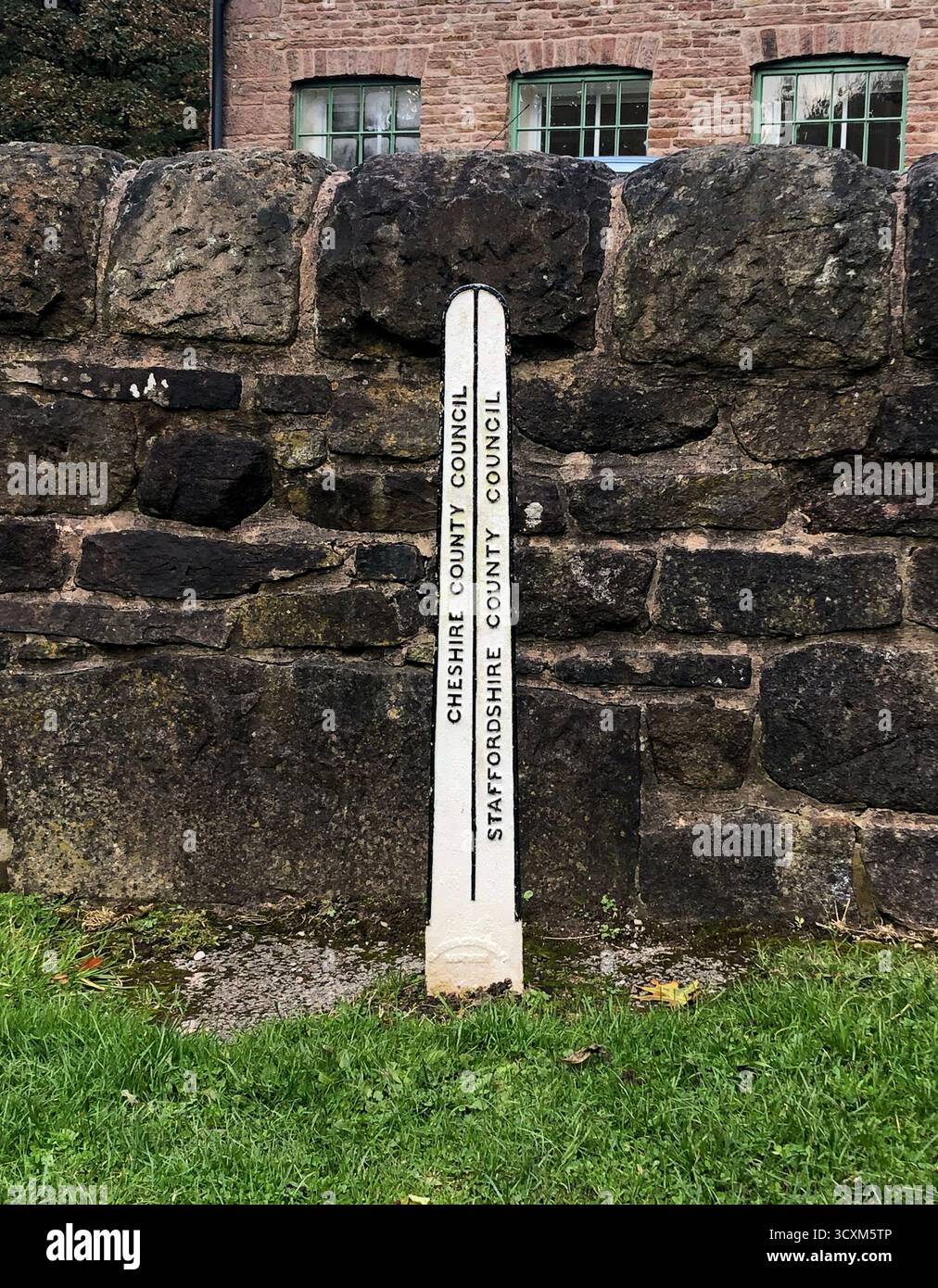 Abgrenzungszeichen zwischen Cheshire und Staffordshire County Councils, England Stockfoto