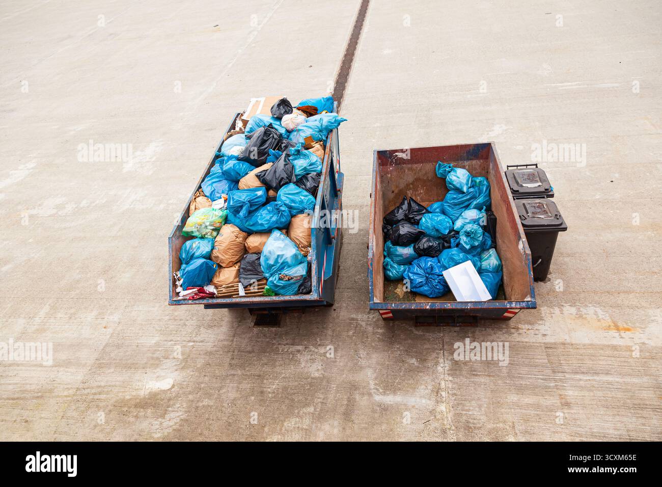 Große Müllcontainer mit Müll befinden sich auf dem Territorium des Seehafens. Stockfoto