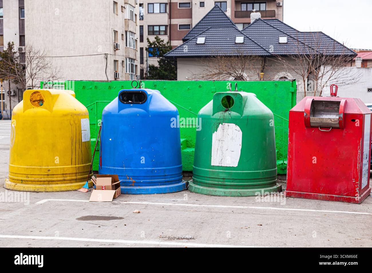 Kommunale Abfallbehälter in vier verschiedenen Farben für verschiedene Abfallarten. Stockfoto