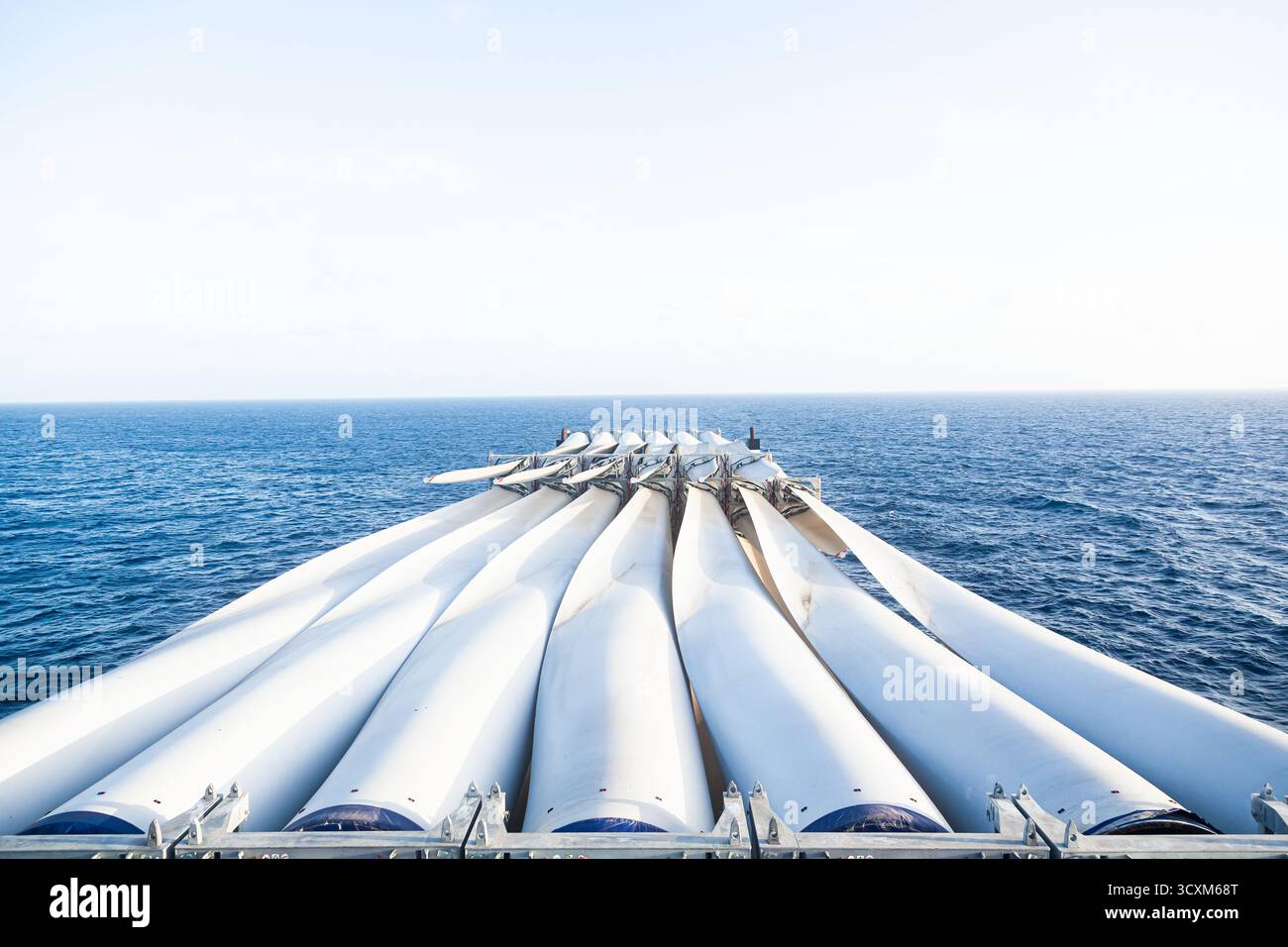 Transport von Rotorblättern für Windturbinen auf einem Frachtschiff über den Ozean. Stockfoto