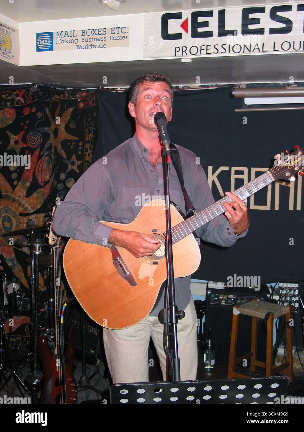 Tony Hawkes Launch des neuen Buches One Hit Wonderland, Kashmir Club, 31. Juli 2002 auf der Launchparty trat Tony Hawkes mit seiner Band auf, mit Sir Norman Wisdom (Gesang) und Sir Tim Rice (Spielzeugsaxophon), sowie Lucinda Labes und Eva Rice (Background Vocals) und Donald Rice (Toy Trompete) die Band spielte den albanischen Hit Big in Albanien. Sir Norman Wisdom sang auch einige seiner eigenen Hits aus der Vergangenheit, darunter Don't Laugh at Me 'Cause I'm A Fool, der 1954 ein Nummer-1-Hit war. Mit 87 hat Sir Norman immer noch eine fantastische Gesangsstimme und liebt es, aufzutreten Stockfoto Tony Hawkes Launch des neuen Buches One Hit Wonderland, Kashmir Club, 31. Juli 2002 auf der Launchparty trat Tony Hawkes mit seiner Band auf, mit Sir Norman Wisdom (Gesang) und Sir Tim Rice (Spielzeugsaxophon), sowie Lucinda Labes und Eva Rice (Background Vocals) und Donald Rice (Toy Trompete) die Band spielte den albanischen Hit Big in Albanien. Sir Norman Wisdom sang auch einige seiner eigenen Hits aus der Vergangenheit, darunter Don't Laugh at Me 'Cause I'm A Fool, der 1954 ein Nummer-1-Hit war. Mit 87 hat Sir Norman immer noch eine fantastische Gesangsstimme und liebt es, aufzutreten Stockfoto