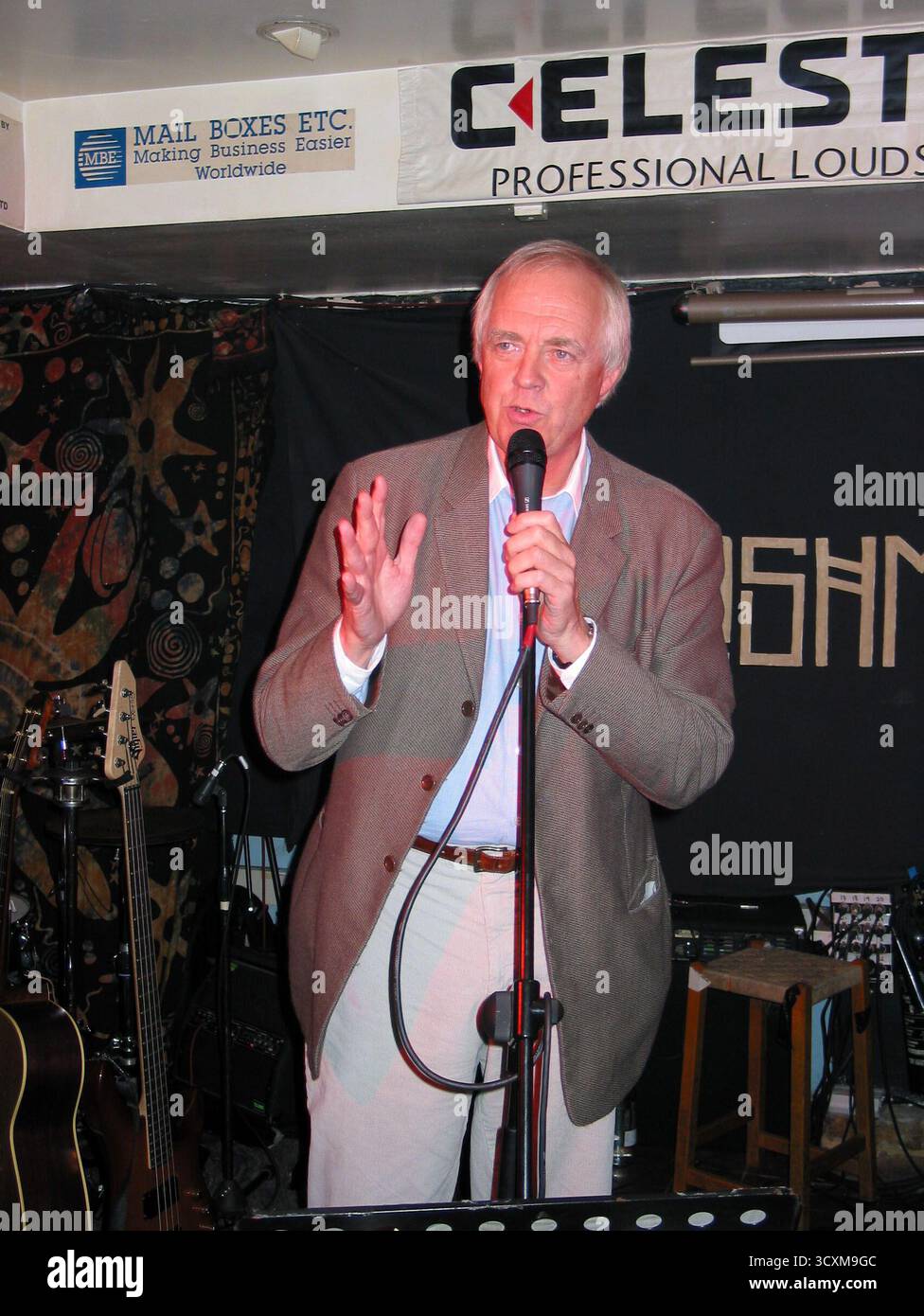 Tony Hawkes Launch des neuen Buches One Hit Wonderland, Kashmir Club, 31. Juli 2002 auf der Launchparty trat Tony Hawkes mit seiner Band auf, mit Sir Norman Wisdom (Gesang) und Sir Tim Rice (Spielzeugsaxophon), sowie Lucinda Labes und Eva Rice (Background Vocals) und Donald Rice (Toy Trompete) die Band spielte den albanischen Hit Big in Albanien. Sir Norman Wisdom sang auch einige seiner eigenen Hits aus der Vergangenheit, darunter Don't Laugh at Me 'Cause I'm A Fool, der 1954 ein Nummer-1-Hit war. Mit 87 hat Sir Norman immer noch eine fantastische Gesangsstimme und liebt es, aufzutreten Stockfoto Tony Hawkes Launch des neuen Buches One Hit Wonderland, Kashmir Club, 31. Juli 2002 auf der Launchparty trat Tony Hawkes mit seiner Band auf, mit Sir Norman Wisdom (Gesang) und Sir Tim Rice (Spielzeugsaxophon), sowie Lucinda Labes und Eva Rice (Background Vocals) und Donald Rice (Toy Trompete) die Band spielte den albanischen Hit Big in Albanien. Sir Norman Wisdom sang auch einige seiner eigenen Hits aus der Vergangenheit, darunter Don't Laugh at Me 'Cause I'm A Fool, der 1954 ein Nummer-1-Hit war. Mit 87 hat Sir Norman immer noch eine fantastische Gesangsstimme und liebt es, aufzutreten Stockfoto