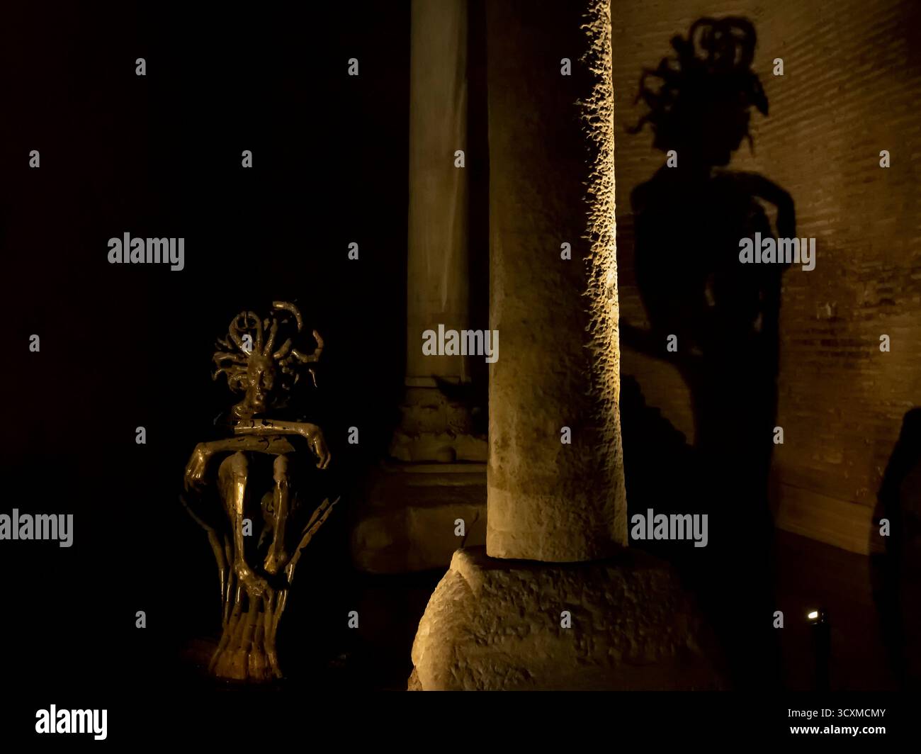 Ein Detail der Basilika-Zisterne, die größte von Hunderten von alten Zisternen, die sich unter der Stadt Istanbul, Türkiye, befinden Stockfoto