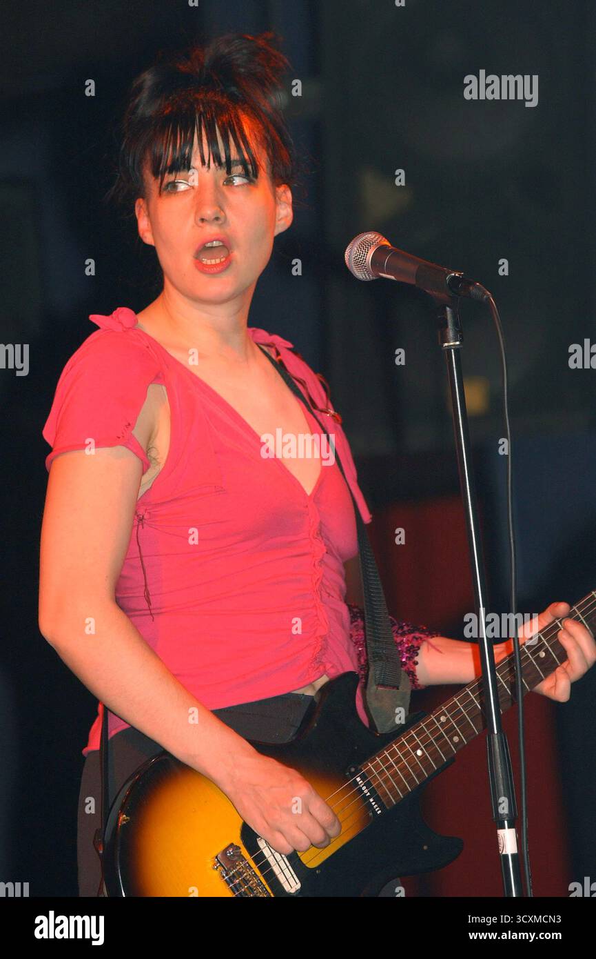 Le Tigre Live in Concert, 28. April 2002. Im Bild: Kathleen Hanna Frontfrau und Gitarre Stockfoto