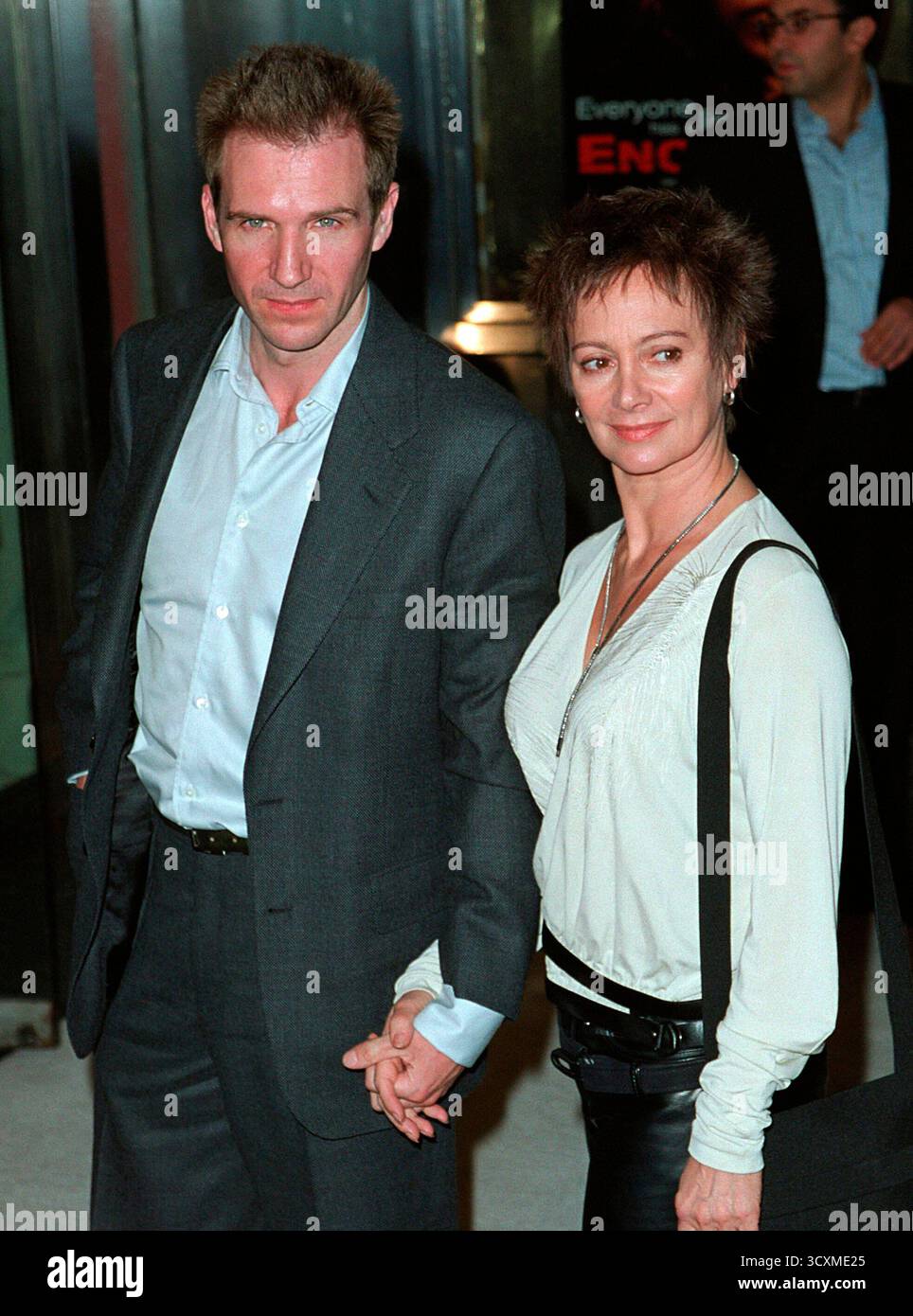 Ralph Fiennes und seine britische Schauspielerin Francesca Annis kamen im Roseland Ballroom in New York zur Premiere von „genug“. Mai 2002 Stockfoto
