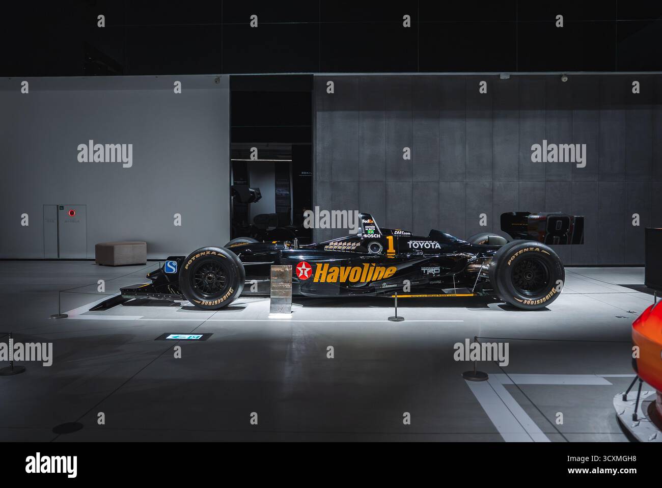 Historischer Havoline Toyota Rennwagen mit offenem Rad auf Podest in Japan Stockfoto