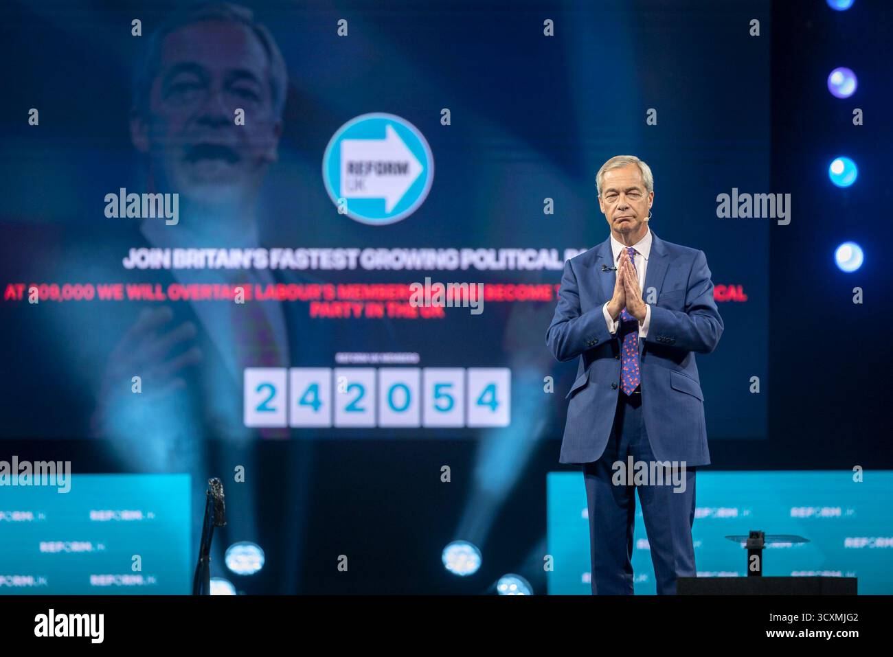 The NEC, Birmingham, UK – 6. September 2025 Nigel Farage Abgeordneter, Leader of Reform UK und Parlamentsabgeordneter für Clacton, hält die Schlussbemerkungen zum Abschluss von Tag 2 der Reform UK Conference 2025. Stockfoto