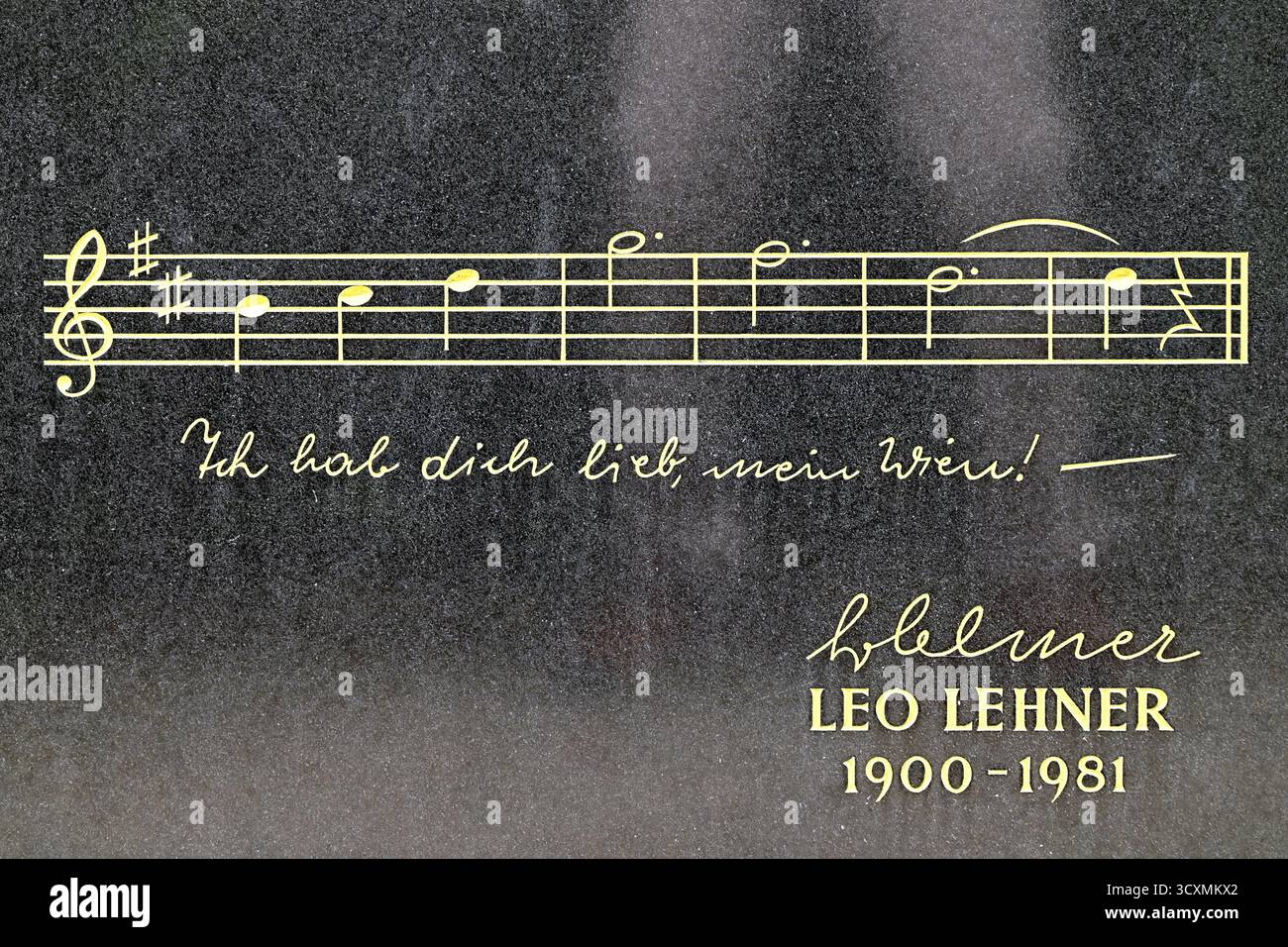 Wien, Österreich - 12. Oktober 2025: Musikalische Gedenktafel mit Noten und deutschen Versen des Komponisten Leo Lehner (1900–1981) - I Love You My Vienna Stockfoto