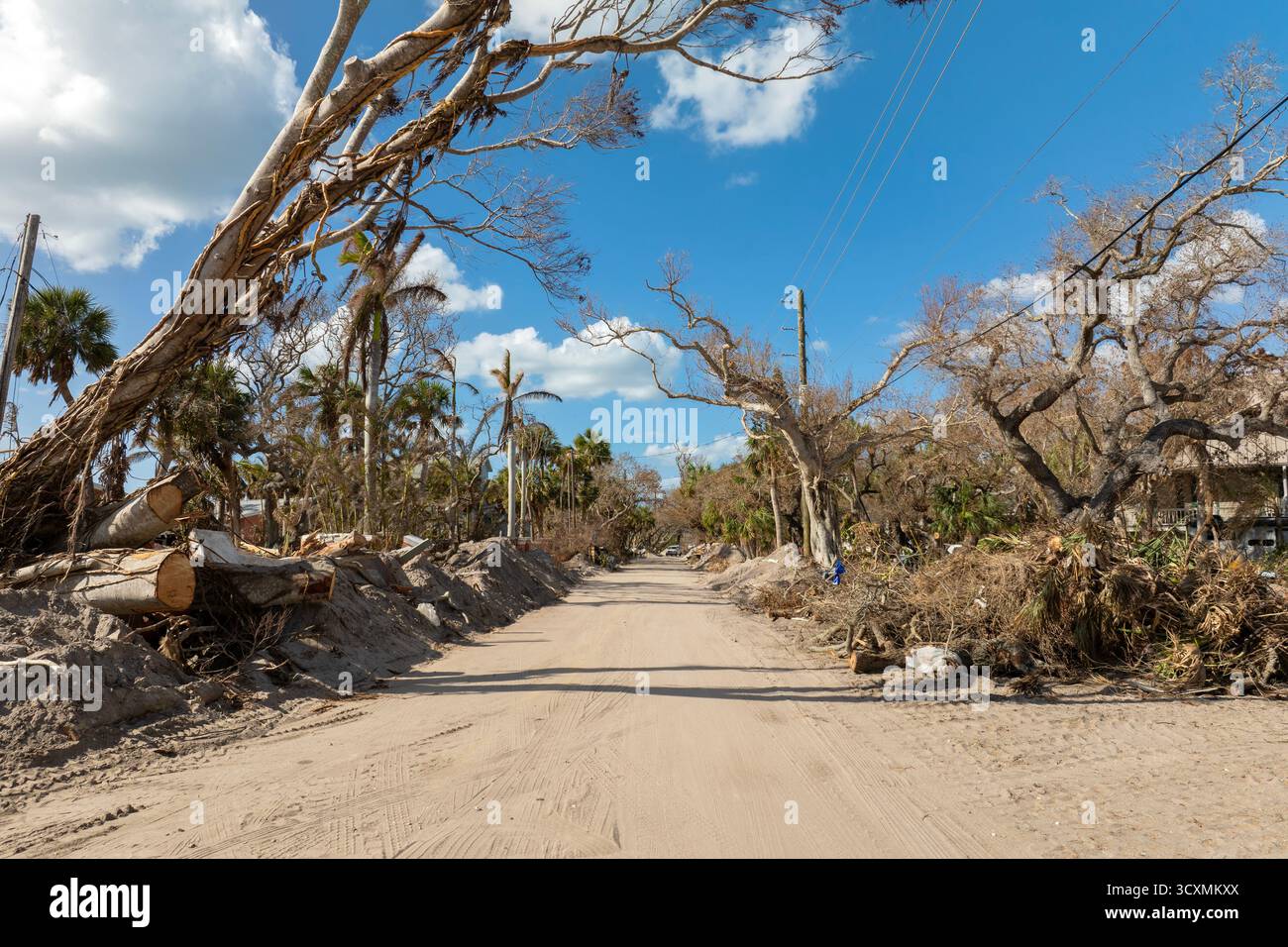 Folgen von Naturkatastrophen. Müll aus schwer beschädigten Häusern nach Hurrikan Milton Sturmflut. Trümmerhaufen auf der Straßenseite auf Manasota Stockfoto