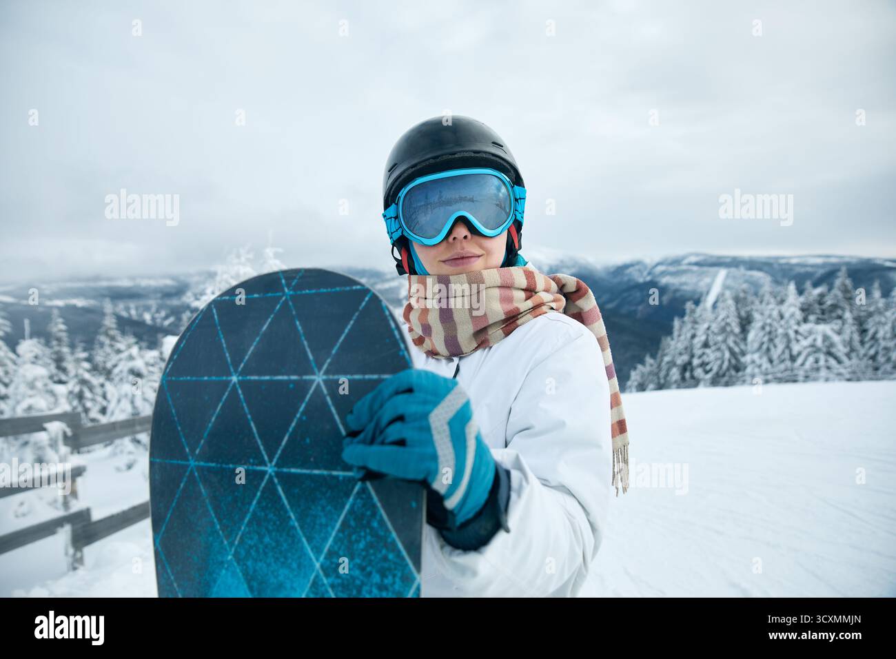 Nahaufnahme der Skibrille einer Frau mit Blick auf verschneite Berge. Skifrau. Stockfoto