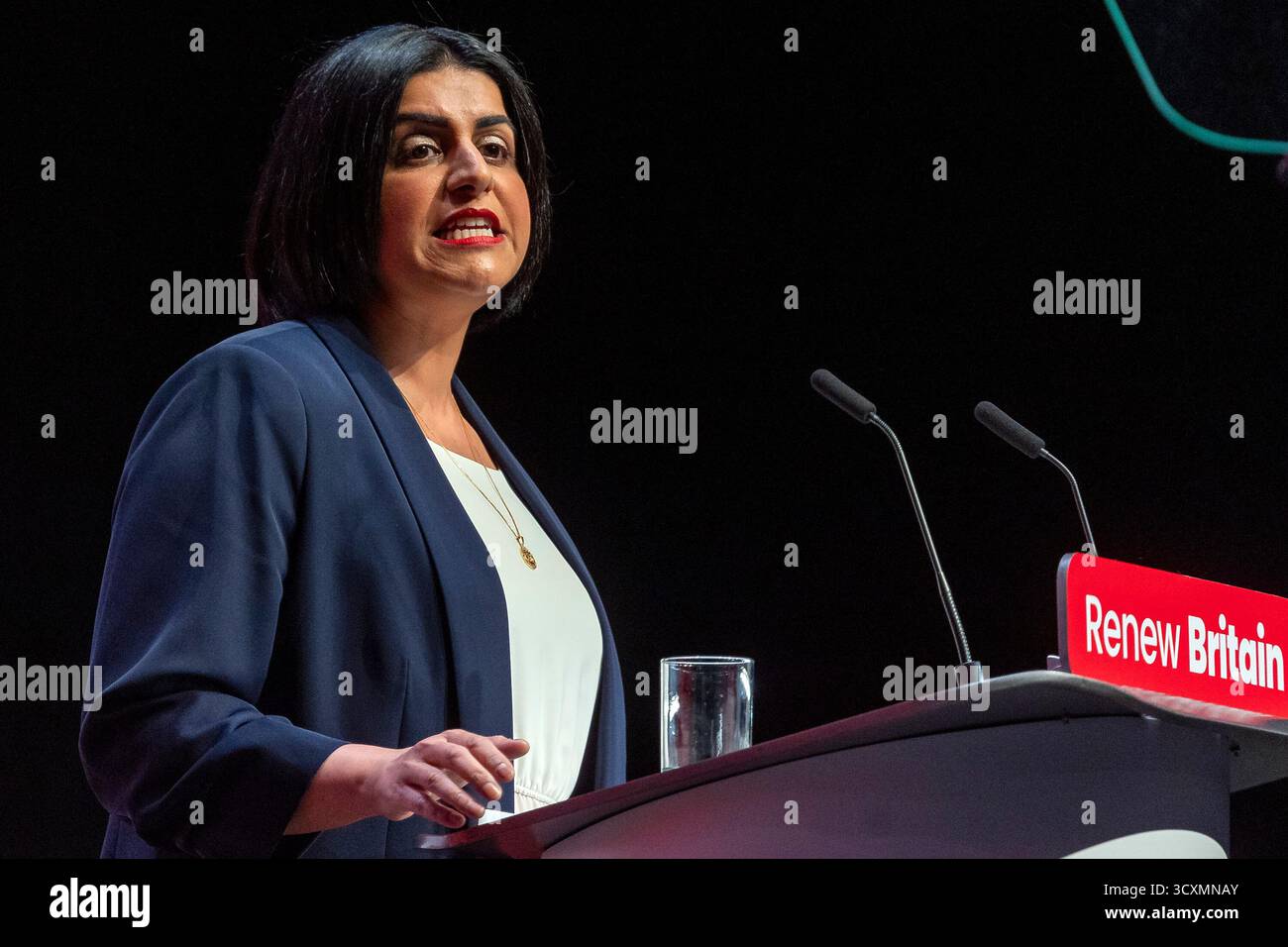 Liverpool, Vereinigtes Königreich — 29. September 2025. Shabana Mahmood Abgeordnete, Staatssekretärin des Innenministeriums, hält ihre Rede vor den Delegierten am zweiten Tag der Labour Party-Konferenz. Stockfoto