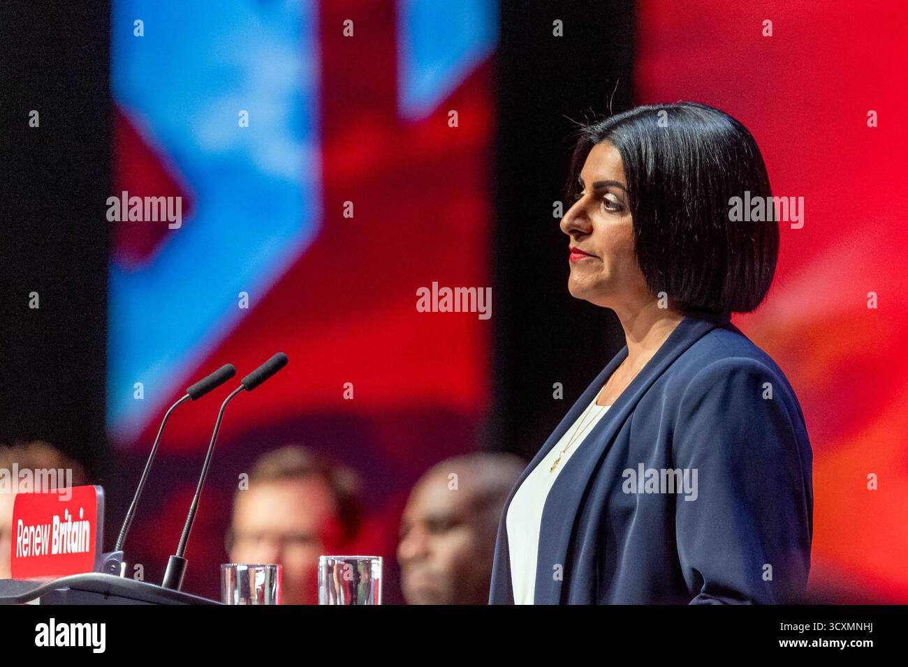 Liverpool, Vereinigtes Königreich — 29. September 2025. Shabana Mahmood Abgeordnete, Staatssekretärin des Innenministeriums, hält ihre Rede vor den Delegierten am zweiten Tag der Labour Party-Konferenz. Stockfoto