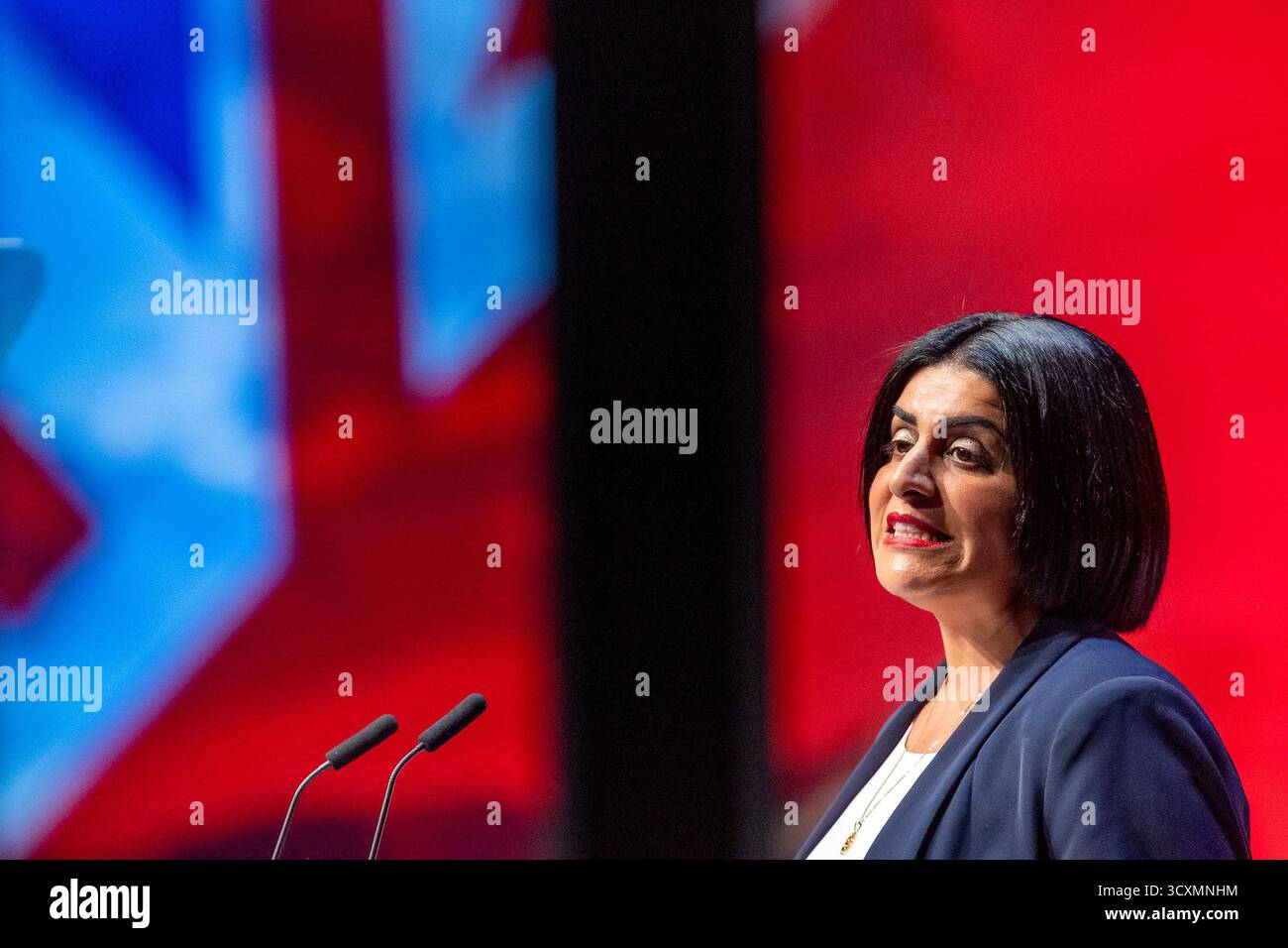 Liverpool, Vereinigtes Königreich — 29. September 2025. Shabana Mahmood Abgeordnete, Staatssekretärin des Innenministeriums, hält ihre Rede vor den Delegierten am zweiten Tag der Labour Party-Konferenz. Stockfoto