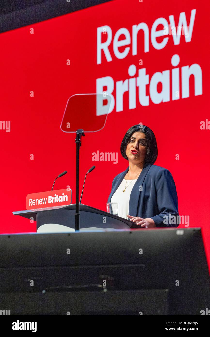 Liverpool, Vereinigtes Königreich — 29. September 2025. Shabana Mahmood Abgeordnete, Staatssekretärin des Innenministeriums, hält ihre Rede vor den Delegierten am zweiten Tag der Labour Party-Konferenz. Stockfoto