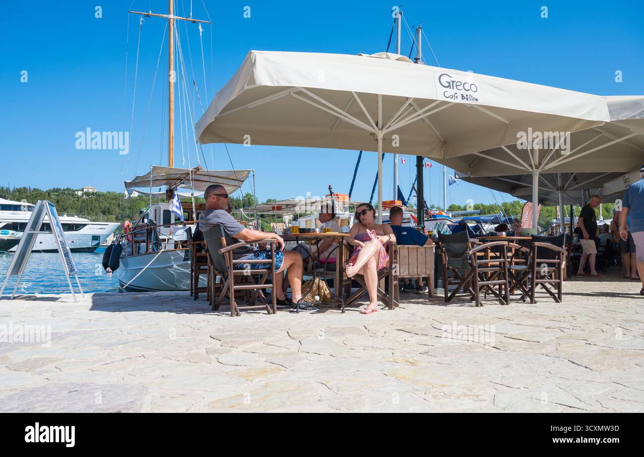 Touristen und Urlauber im Hafenrestaurant Fiskardo Kefalonia Griechenland Stockfoto