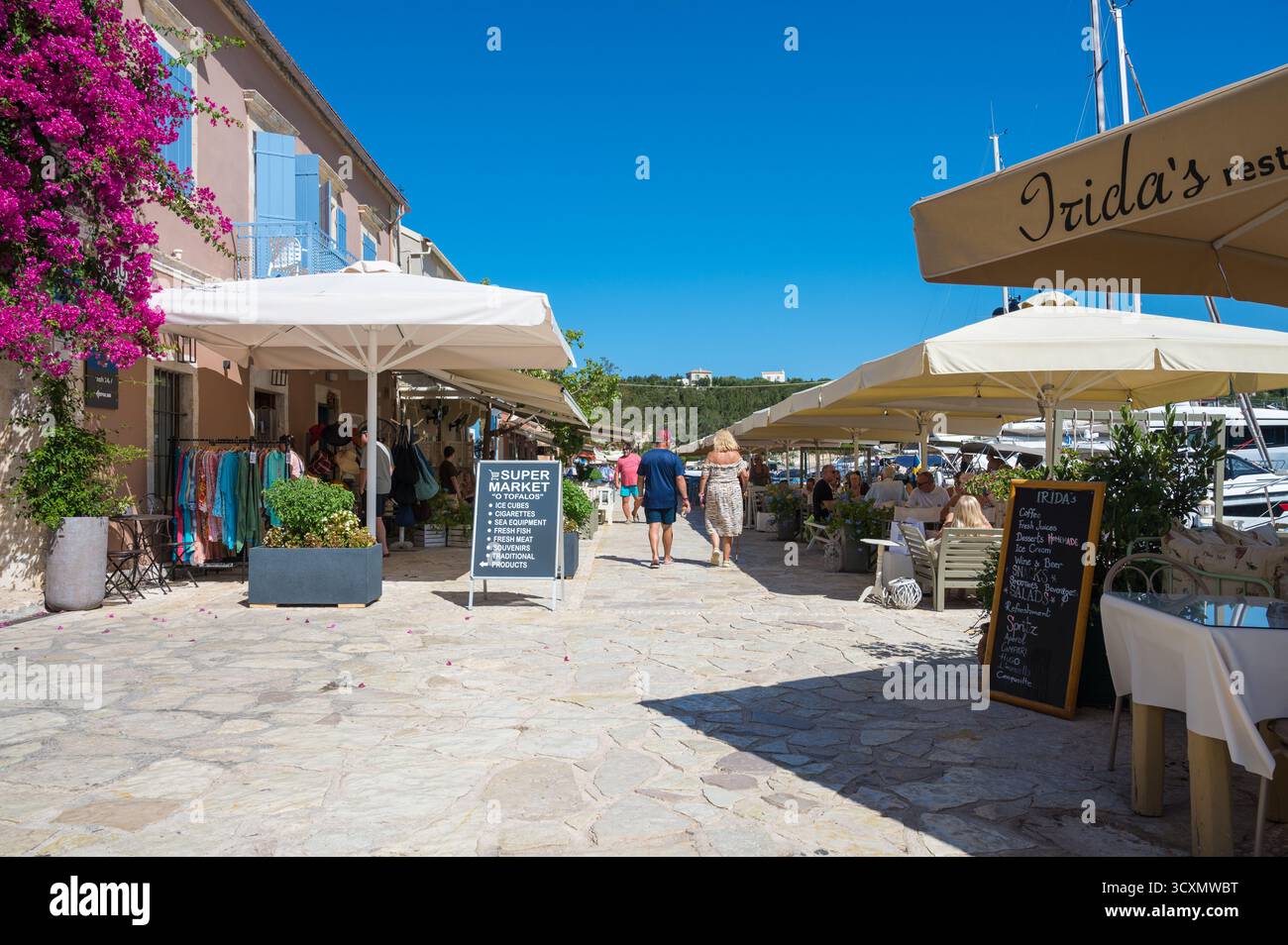 Touristen und Urlauber im Hafenrestaurant Fiskardo Kefalonia Griechenland Stockfoto