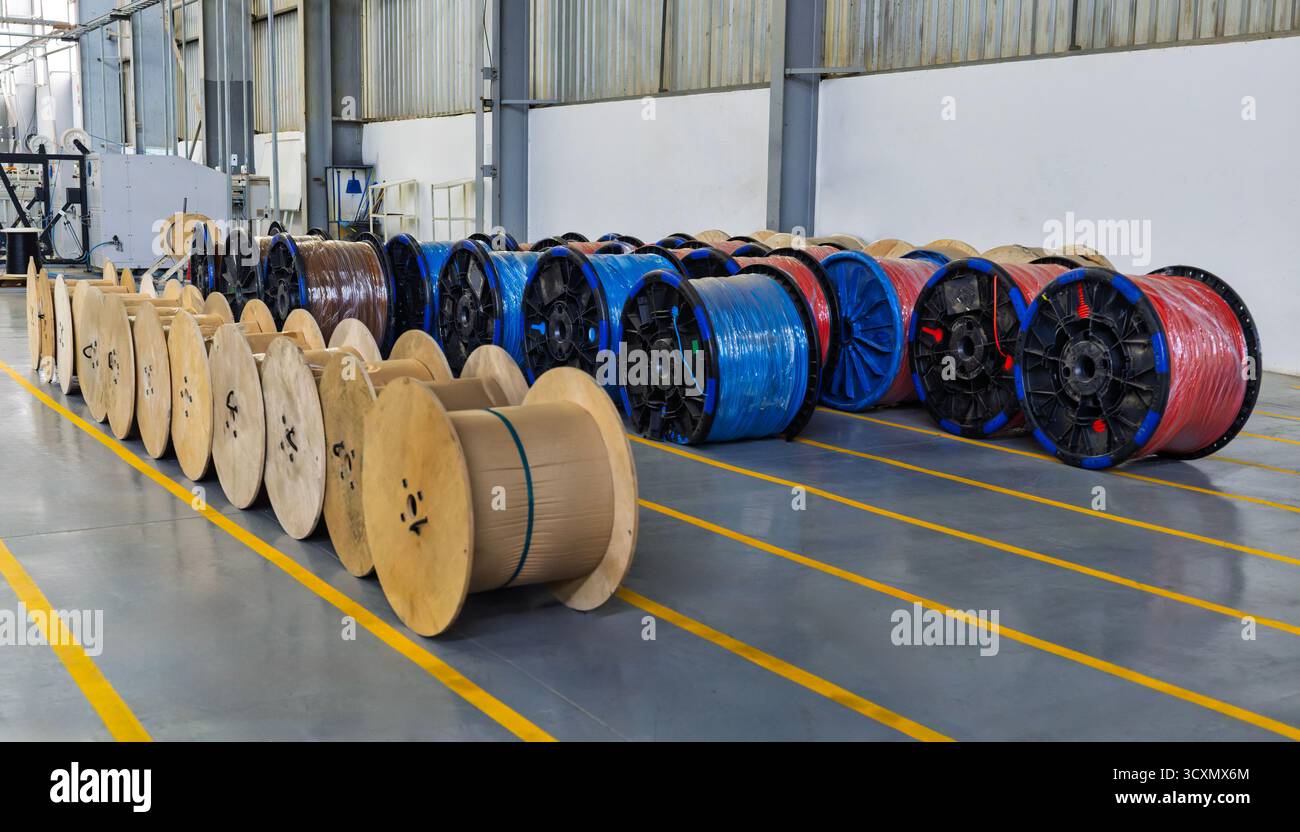 Kabelrollen, elektrische Kabelbäume für Fabrikkfahrzeuge, Räder mit Lagerung von Elektrokupferdrähten für Hersteller, Lagervertriebsmaterialien, Stockfoto