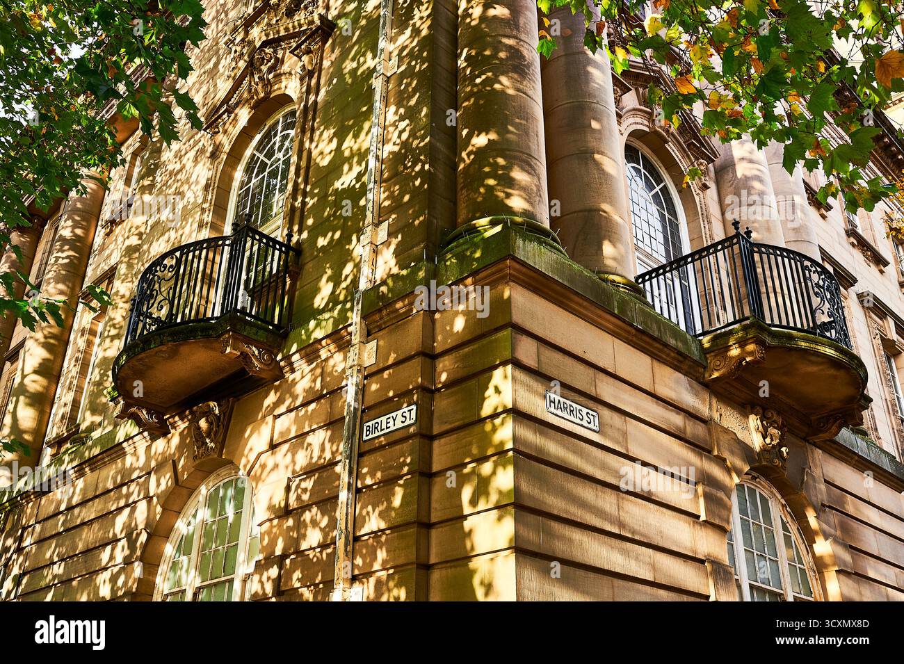Blick auf die Balkone an der Ecke von Preston Sessions House (Gericht), Großbritannien Stockfoto