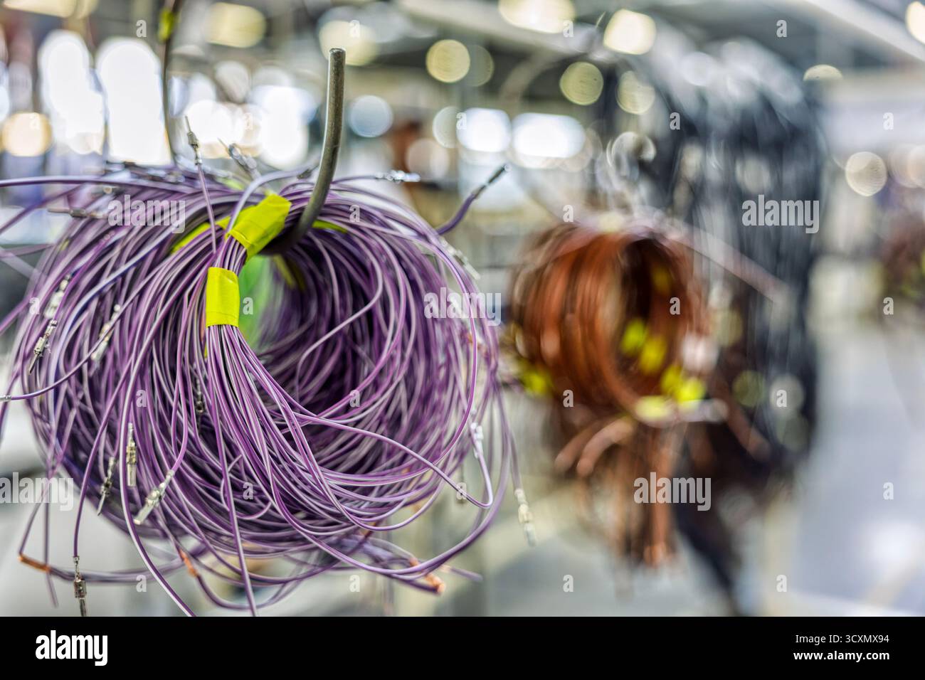Kabelrollen, elektrische Kabelbäume für Fabrikkfahrzeuge, elektrische Kupferdrähte, Regallager für Hersteller, Lagervertriebsmaterialien, Stockfoto