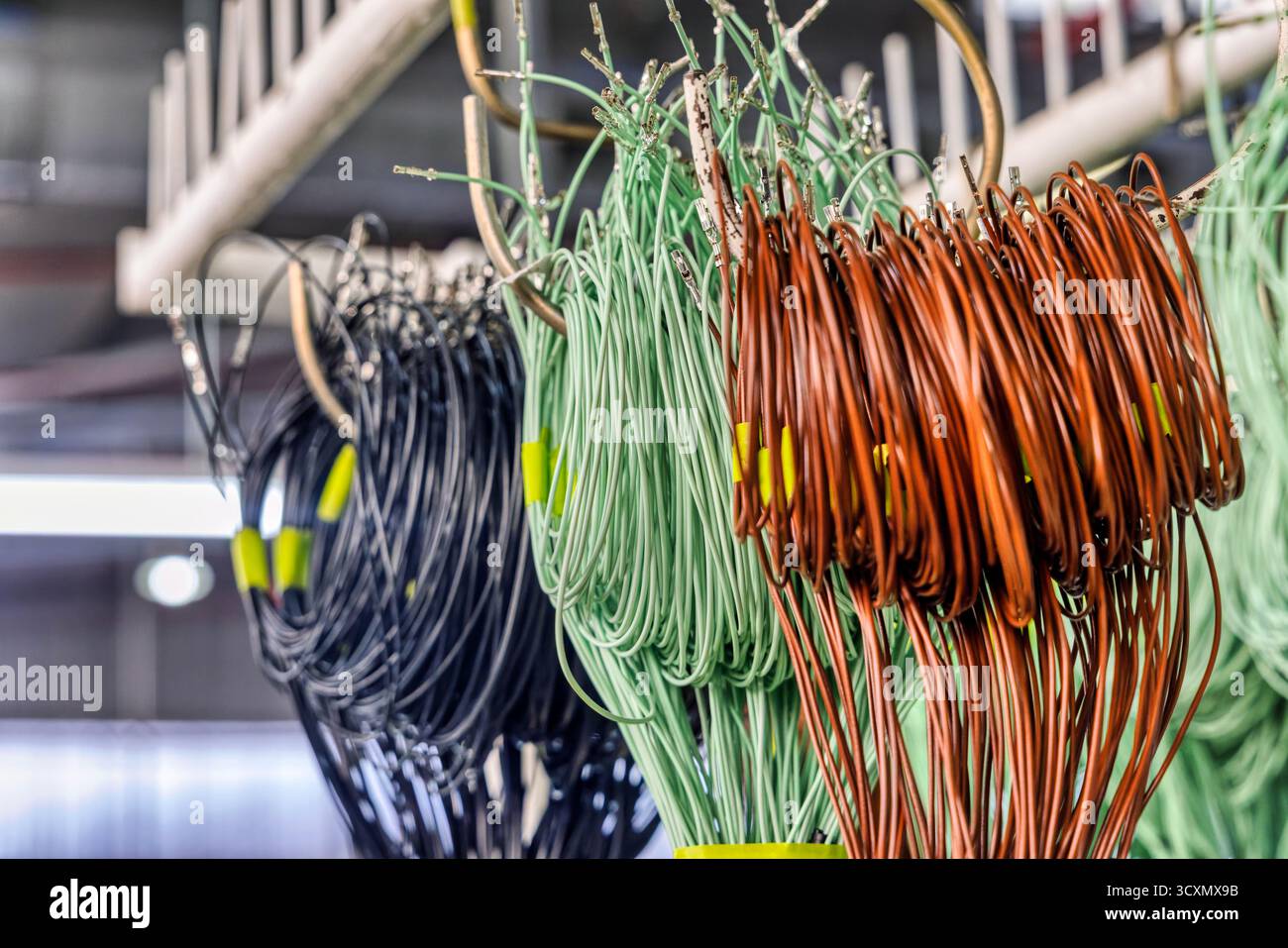 Regalschubladen mit Kabeln und Steckverbindern, elektrische Kabelbäume für Fabrikkkfz, Kupferdraht, Regallagerung für Hersteller, lagerbereich Stockfoto