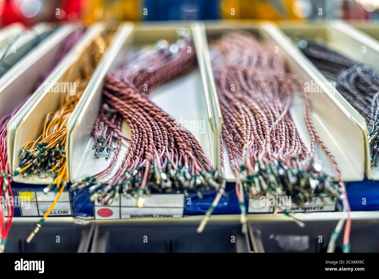 Regalschubladen mit Kabeln und Steckverbindern, elektrische Kabelbäume für Fabrikkkfz, Kupferdraht, Regallagerung für Hersteller, lagerbereich Stockfoto