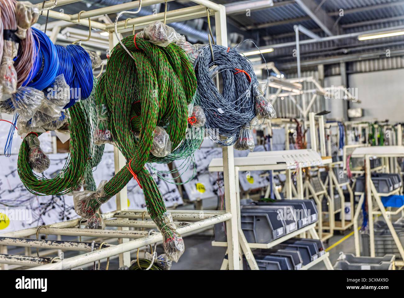 Regalschubladen mit Kabeln und Steckverbindern, elektrische Kabelbäume für Fabrikkkfz, Kupferdraht, Regallagerung für Hersteller, lagerbereich Stockfoto