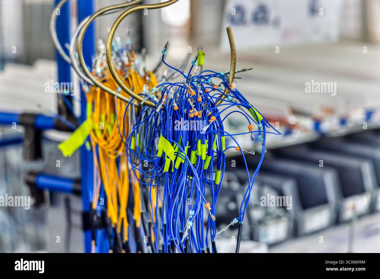 Regalschubladen mit Kabeln und Steckverbindern, elektrische Kabelbäume für Fabrikkkfz, Kupferdraht, Regallagerung für Hersteller, lagerbereich Stockfoto