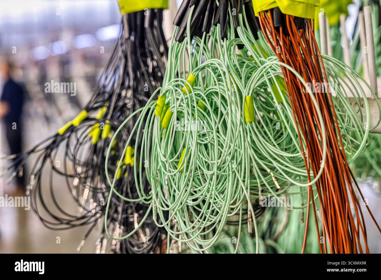 Regalschubladen mit Kabeln und Steckverbindern, elektrische Kabelbäume für Fabrikkkfz, Kupferdraht, Regallagerung für Hersteller, lagerbereich Stockfoto