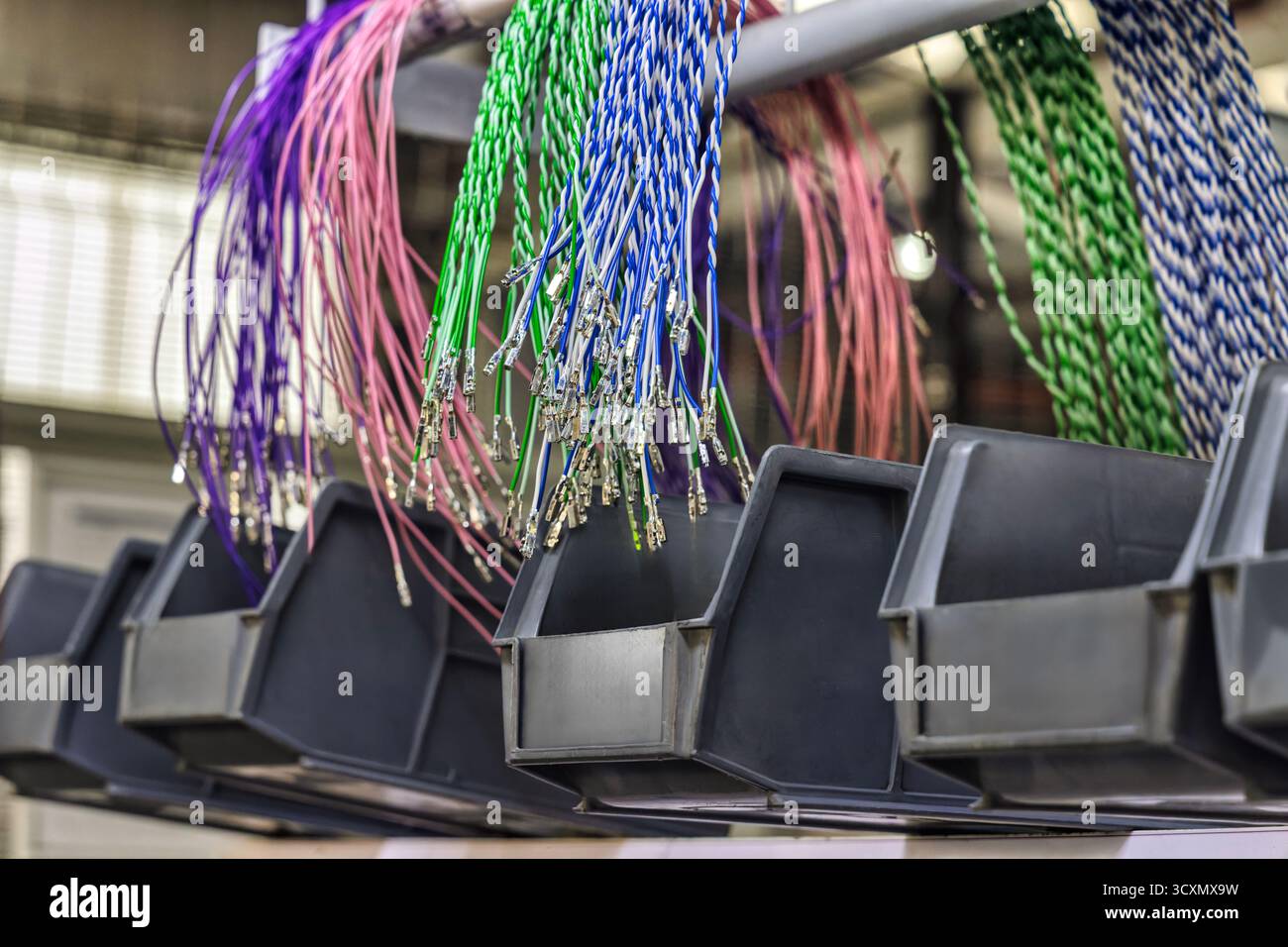 Regalschubladen mit Kabeln und Steckverbindern, elektrische Kabelbäume für Fabrikkkfz, Kupferdraht, Regallagerung für Hersteller, lagerbereich Stockfoto
