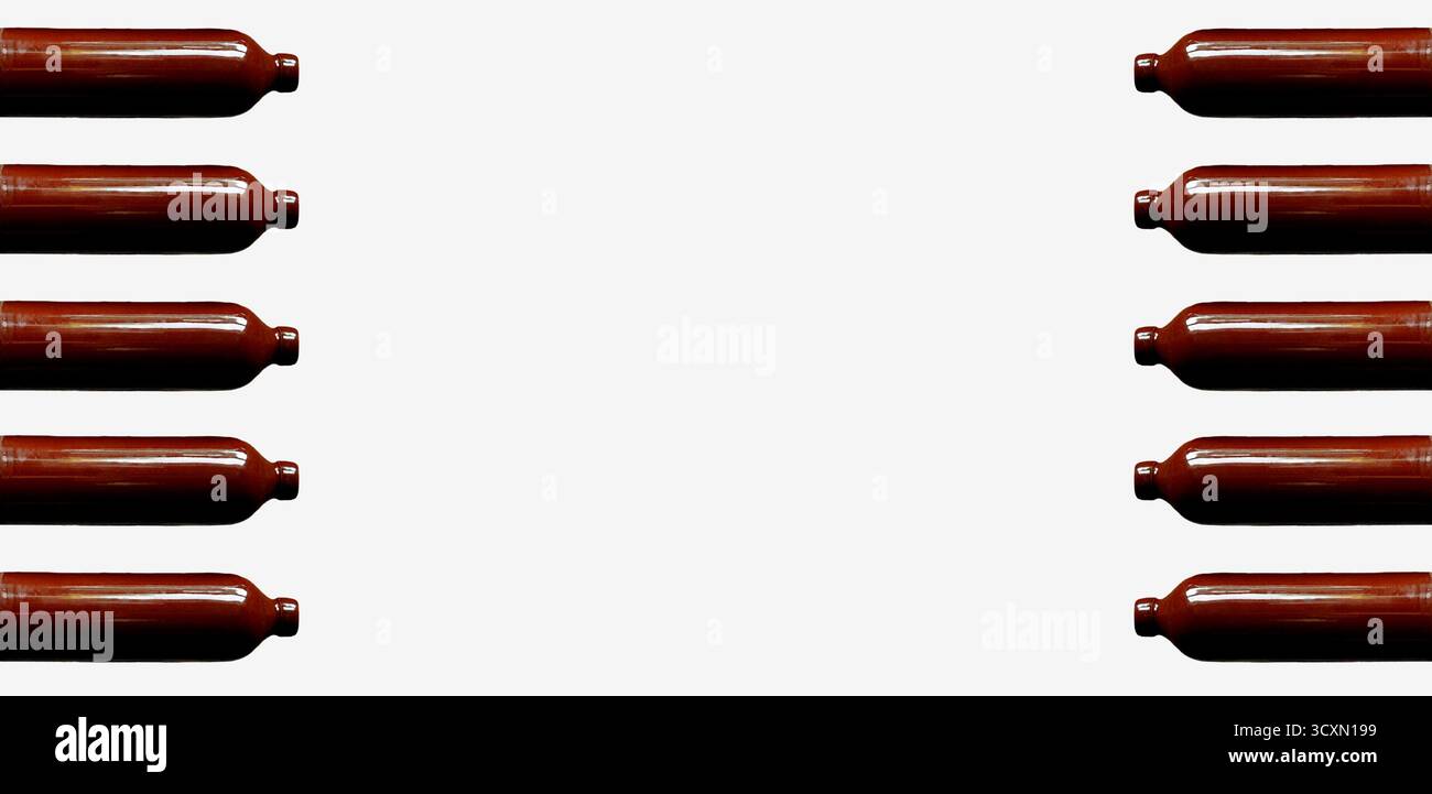 Braunes Flaschenmuster, Flaschenmuster, konzeptionelle Tapete für Getränke. Glänzende braune Tonflaschen, Alkoholflaschen, Vintage-Flaschentapete Stockfoto