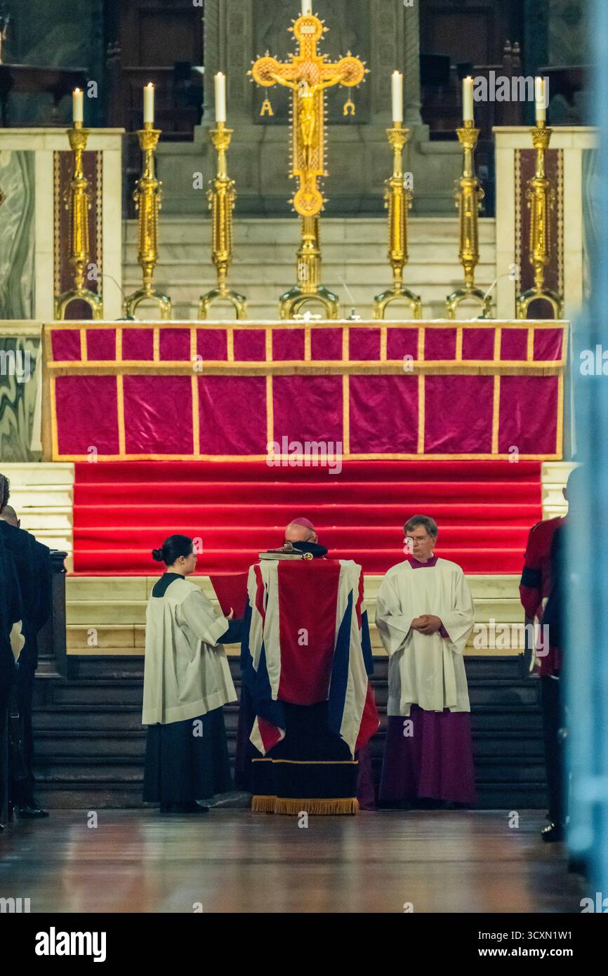 London, Großbritannien. Oktober 2025. Der Sarg am Fuße des Altars im Inneren - Beerdigung Requiem Mass für Feldmarschall Lord Guthrie, Westminster Cathedral, London. Guy Bell/Alamy Live News Stockfoto
