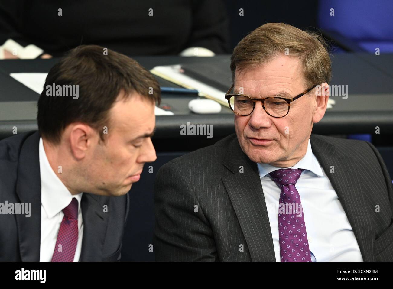 Berlin, Deutschland. Oktober 2025. Johann Wadephul (r, CDU), Außenminister, und Nils Schmid (SPD), Parlamentarischer Staatssekretär im Bundesministerium der Verteidigung, sprechen auf der 33. Plenartagung der 21. Legislaturperiode im Deutschen Bundestag miteinander. Quelle: Niklas Graeber/dpa/Alamy Live News Stockfoto