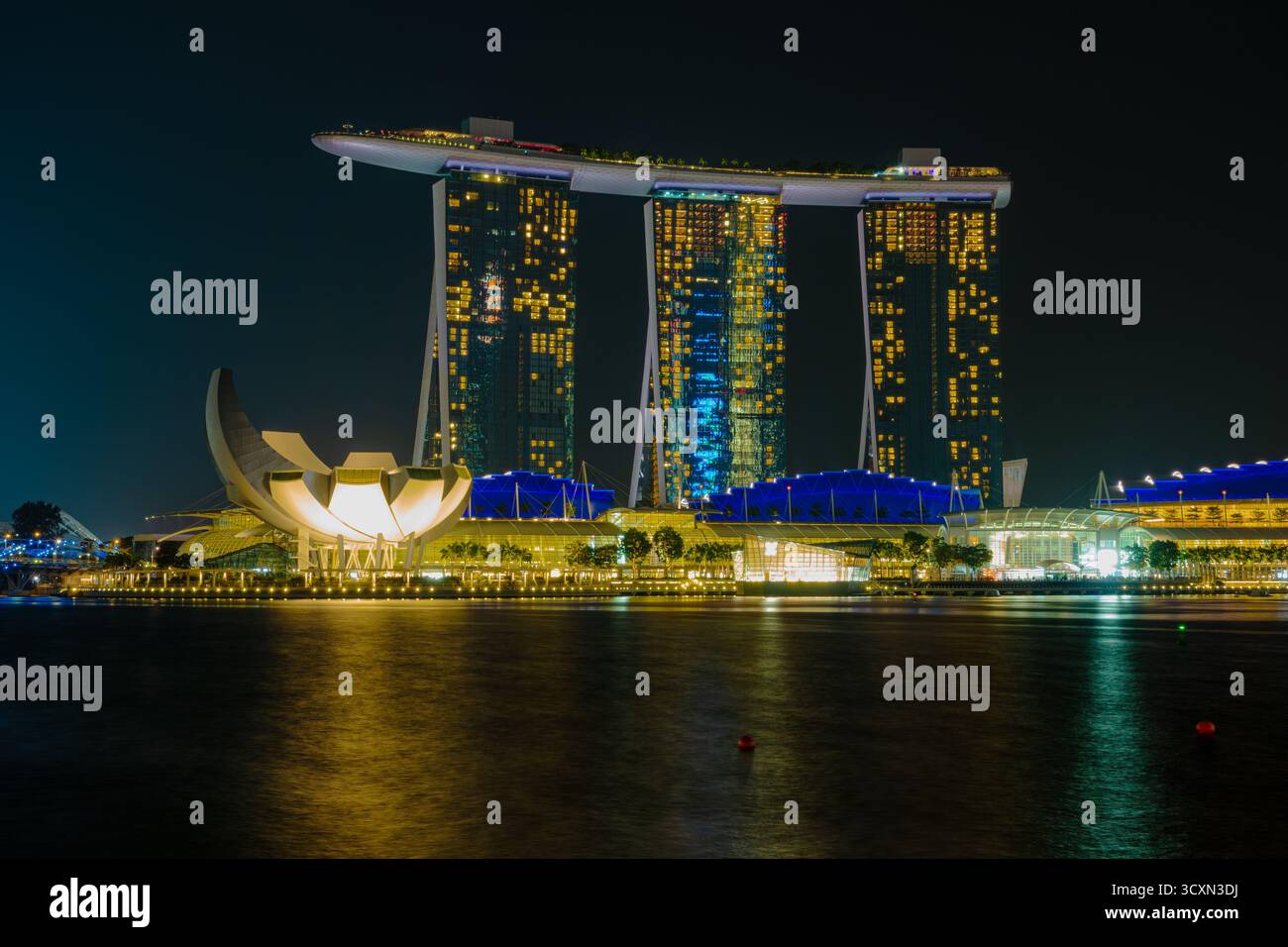 singapur - asien - Marina Bay Bereich mit neuen Gebäuden und dem Kunstmuseum bei Nacht Stockfoto