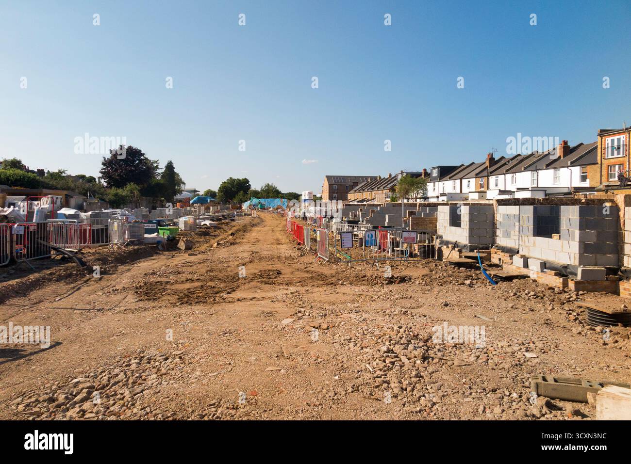 Baustelle & Außenbereich teilweise gebaute Stadthäuser / Wohnblock / Neubau / Neubau / Neubau / Wohnungen / Wohnungen / Wohnungen auf braunem Gelände / Brachfeld ehemaliger Industriegelände. Twickenham. UK. (145) Stockfoto