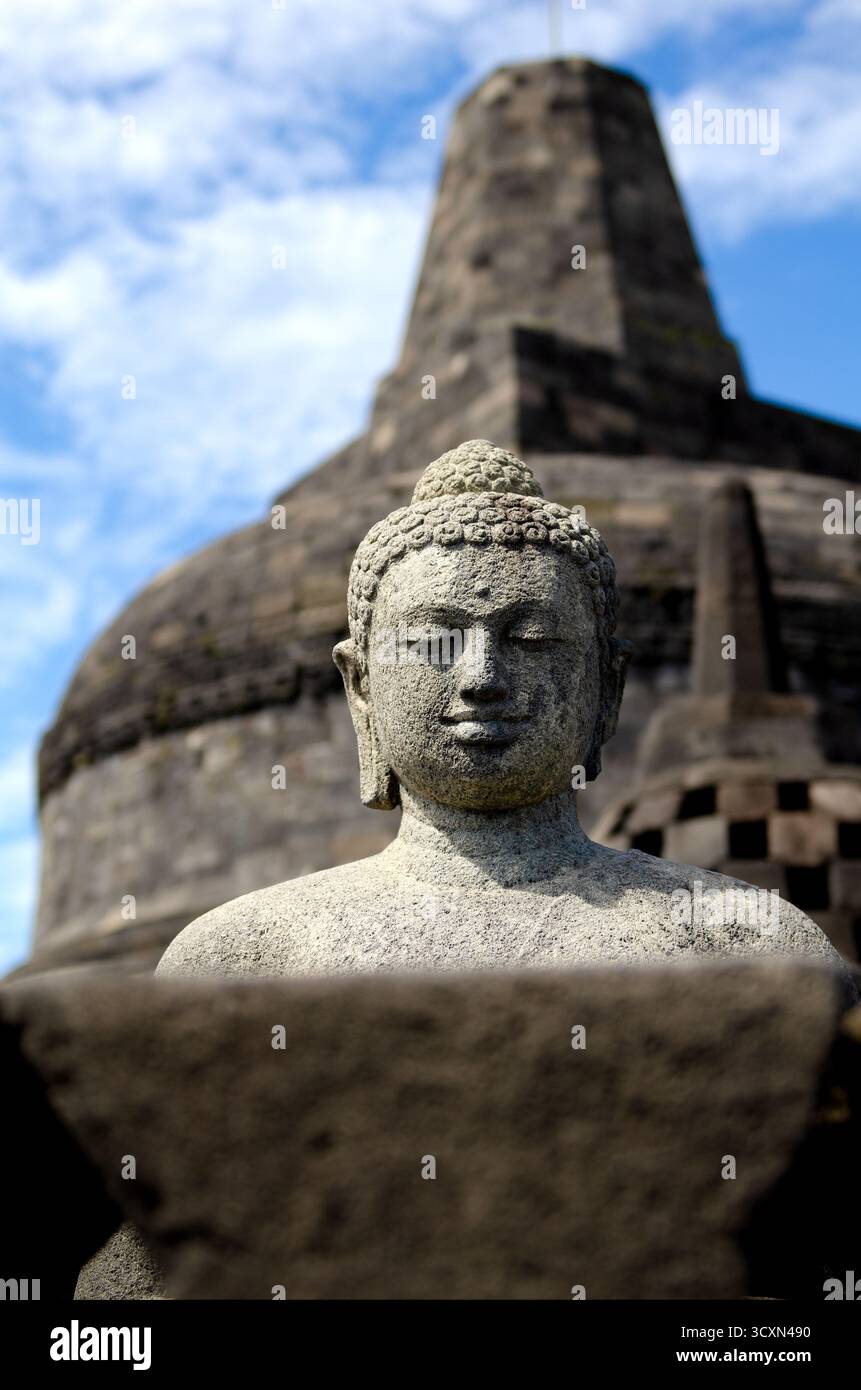 Antike buddhistische Stupas im Borobudur-Denkmal Stockfoto