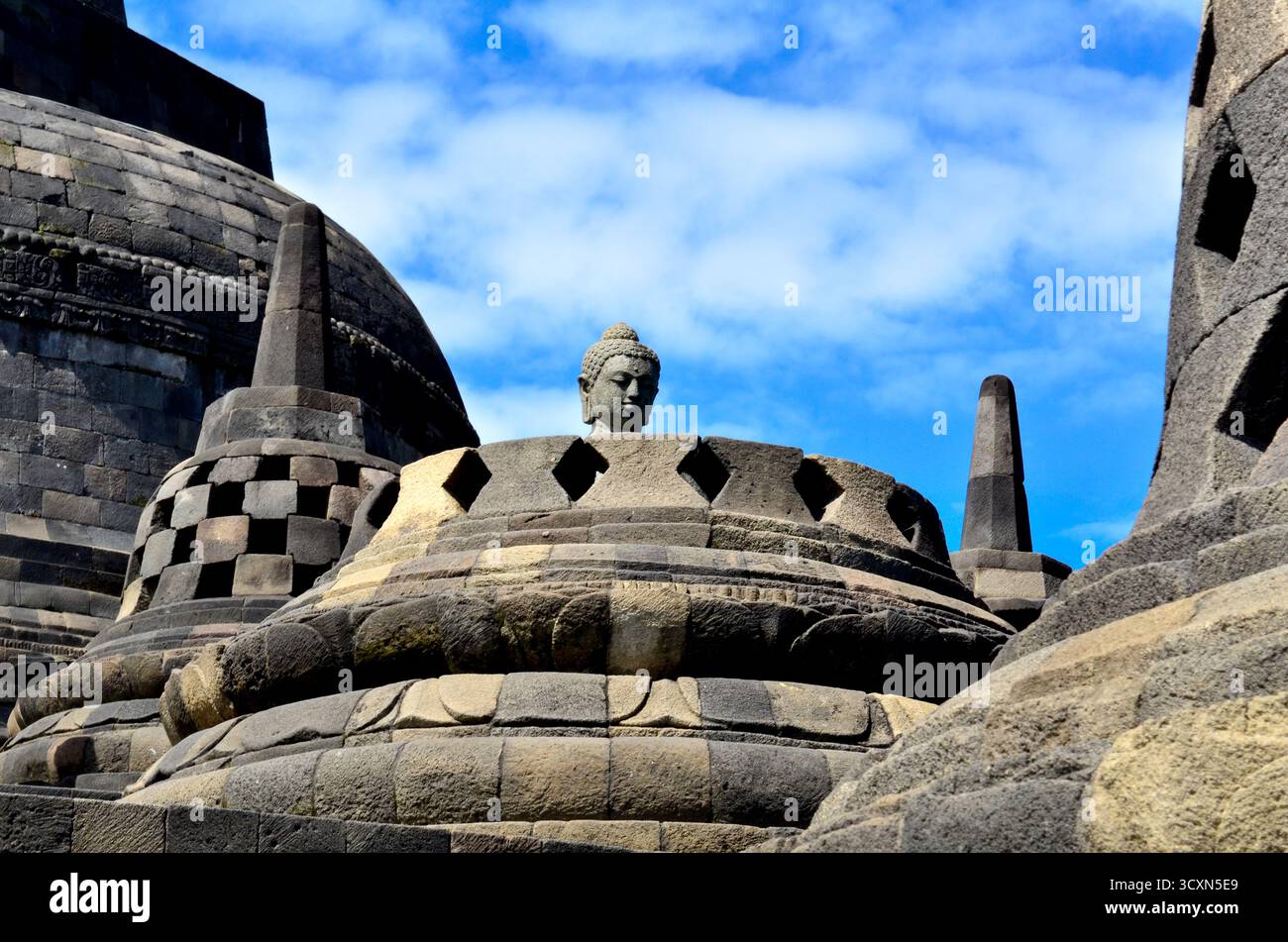 Antike buddhistische Stupas im Borobudur-Denkmal Stockfoto