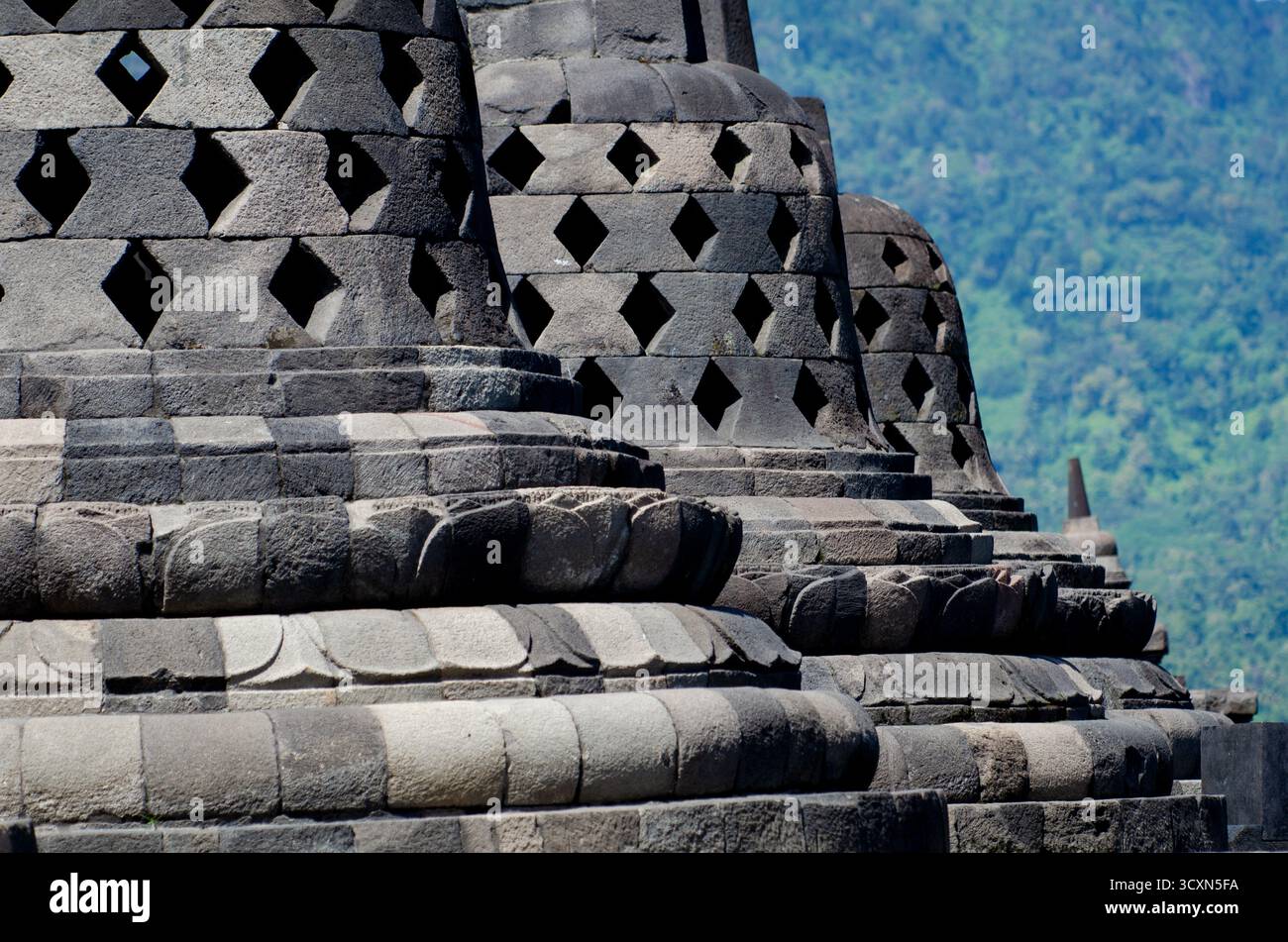 Der Borobudur-Tempel, ein buddhistischer Mahayana-Tempel aus dem 9. Jahrhundert in Magelang Regency, Zentral-Java, Indonesien. Stockfoto