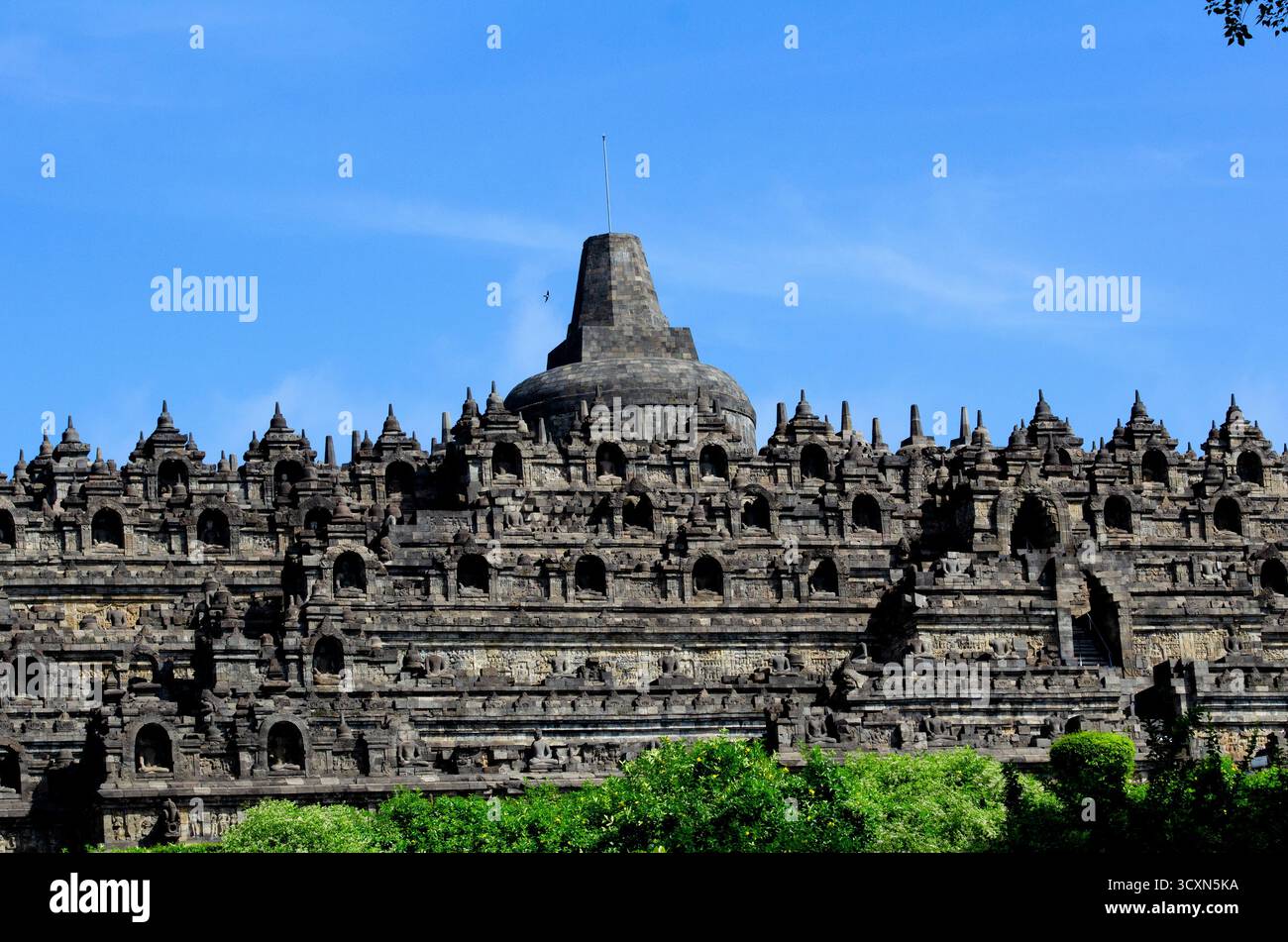 Der Borobudur-Tempel, ein buddhistischer Mahayana-Tempel aus dem 9. Jahrhundert in Magelang Regency, Zentral-Java, Indonesien. Stockfoto